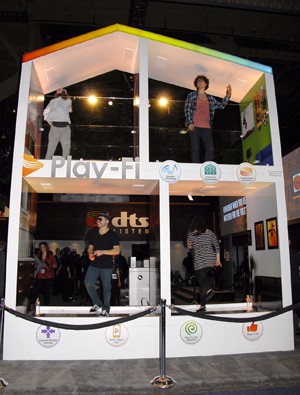 CES 13 > Stand DTS : i like to move iiiiiiiit CES 13 > Stand DTS : i like to move iiiiiiiit