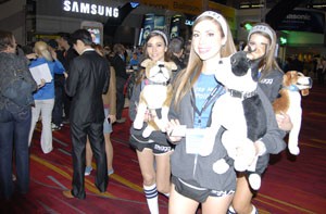 CES 13 > Au fil des stands : des filles et des peluches CES 13 > Au fil des stands : des filles et des peluches