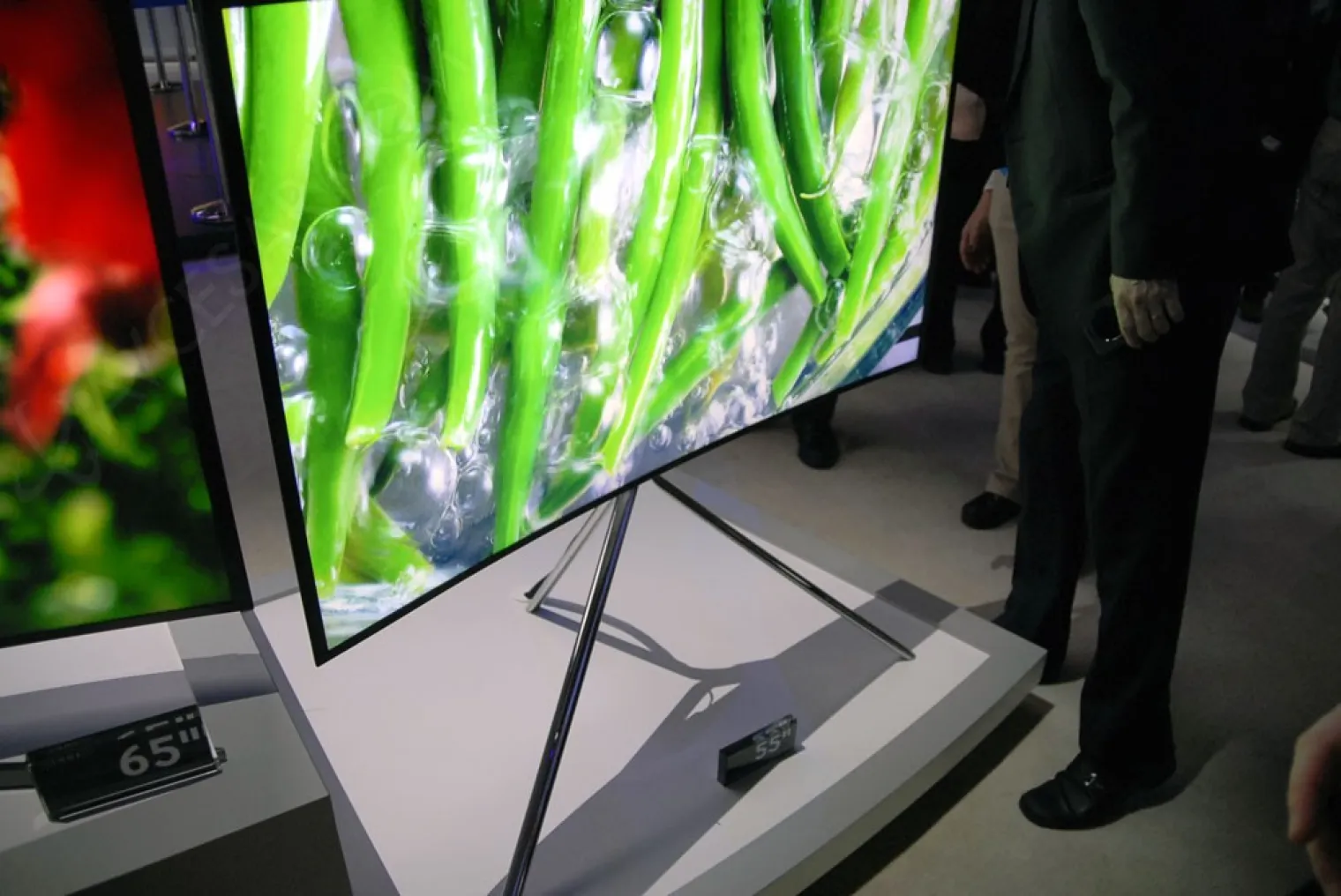 nouveaux-pieds-tv-et-enceintes-samsung
