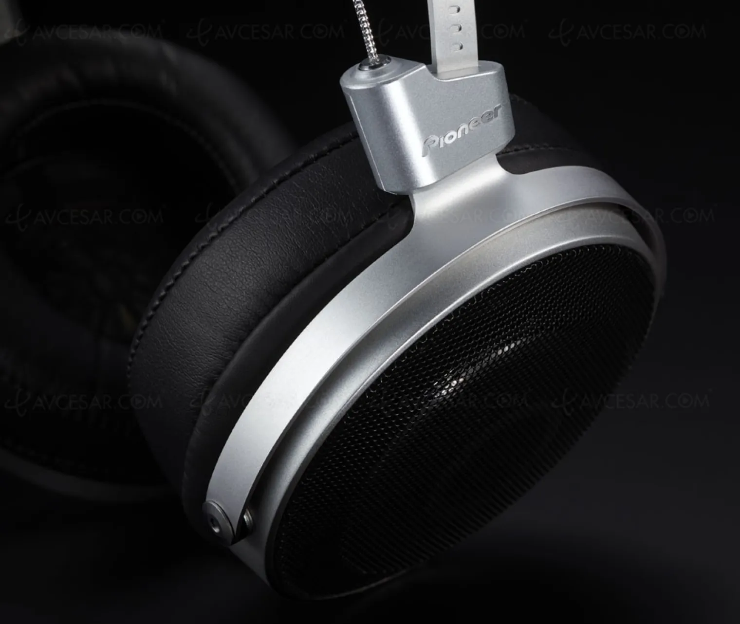 casque-pioneer-se-master1