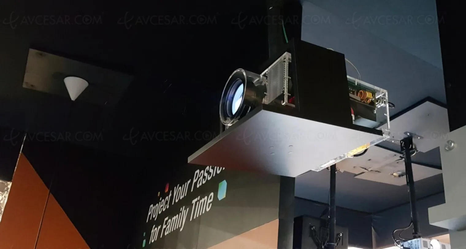 ces-16-videoprojecteur-optoma-ultra-hd