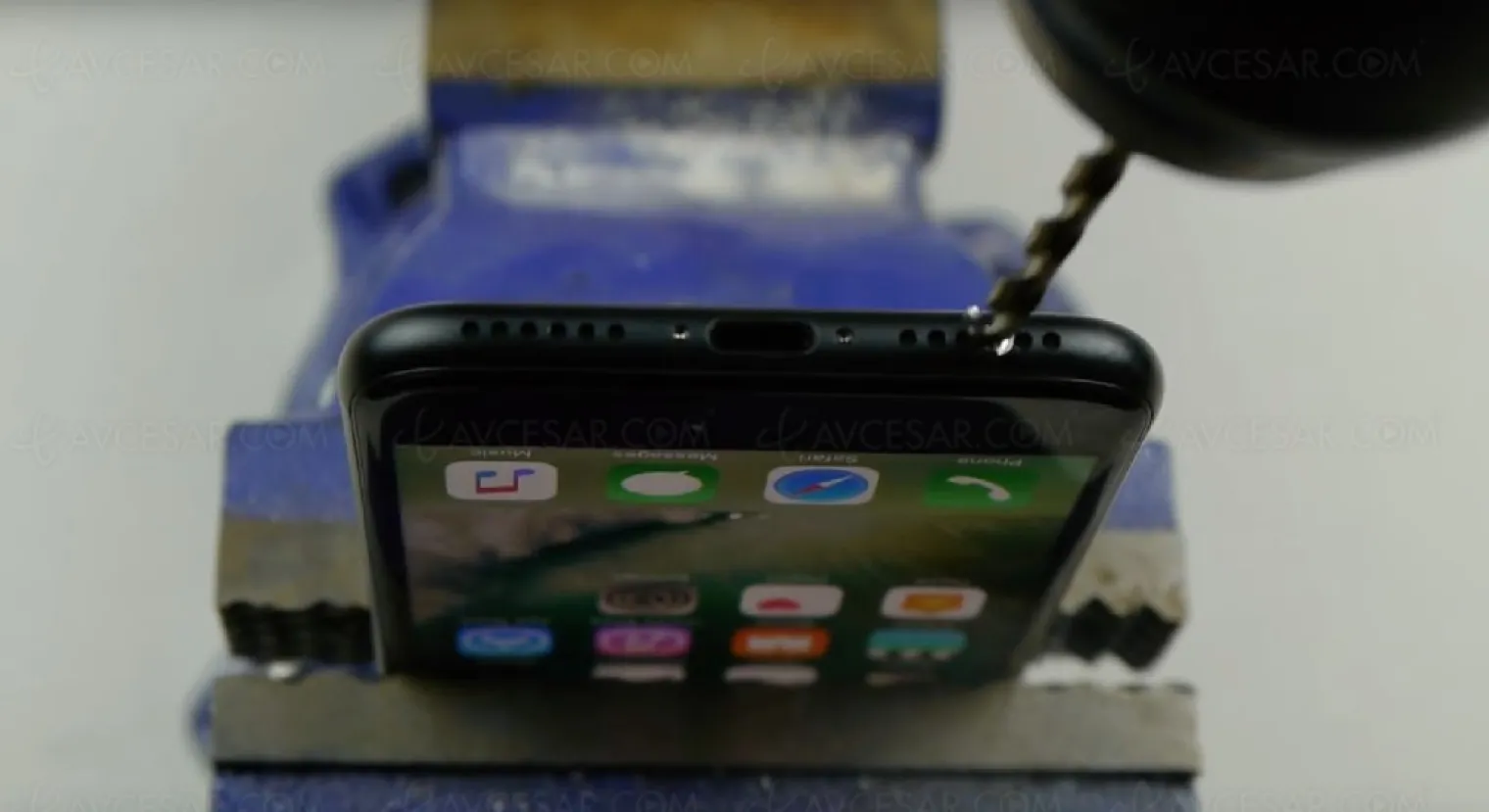 acceder-a-la-jack-secrete-de-l-iphone-7-avec-une-perceuse