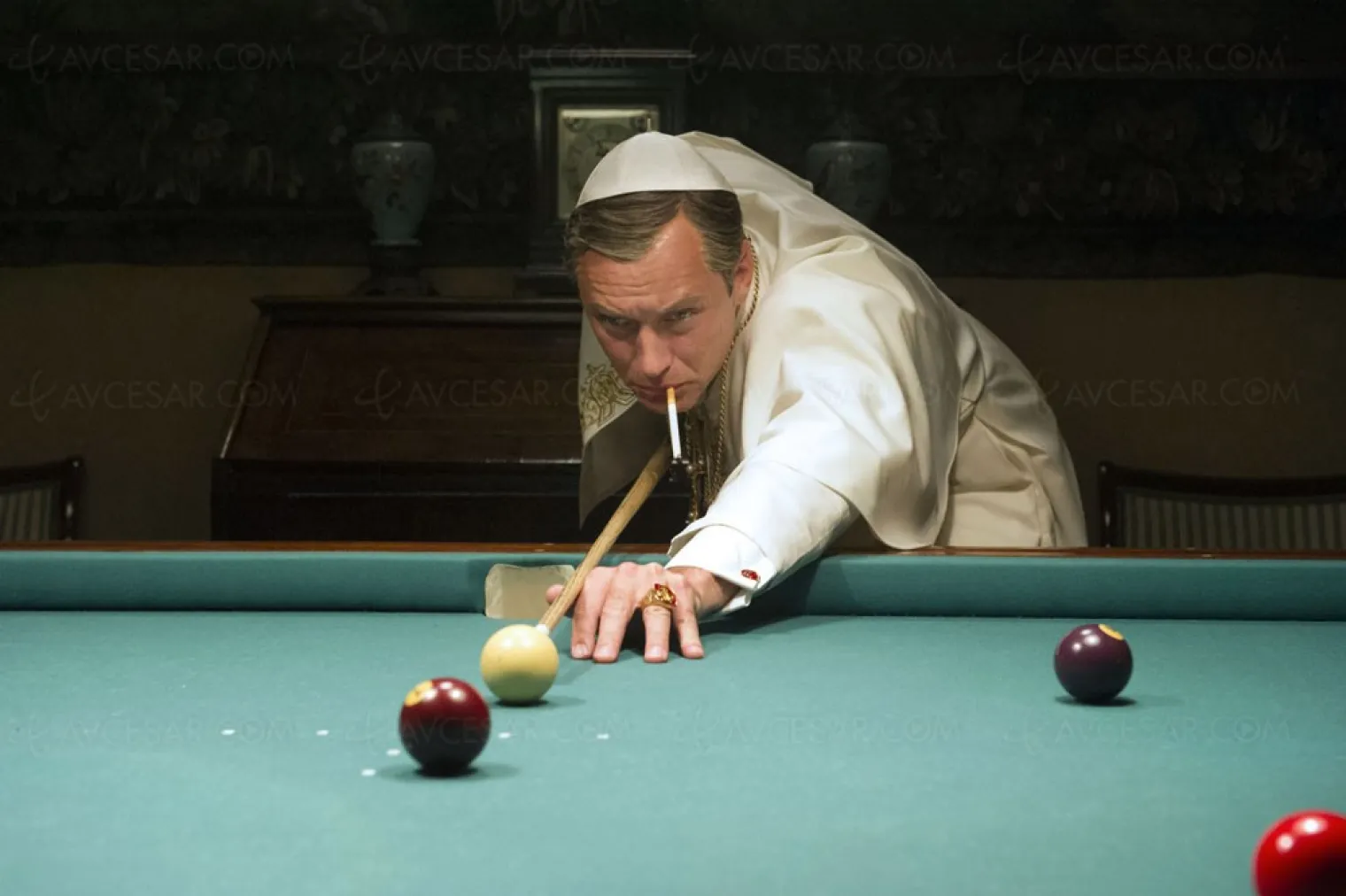 the-young-pope-saison-1-jude-law-illumine-et-brillant
