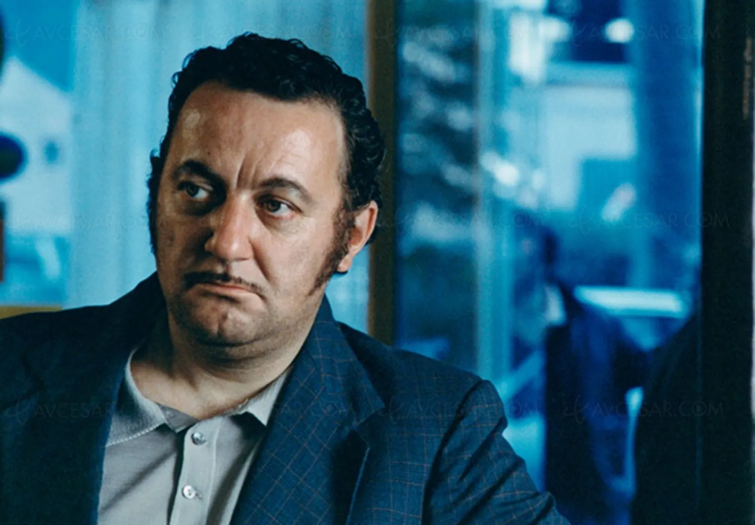 tchao-pantin-restaure-de-la-4k-pour-coluche