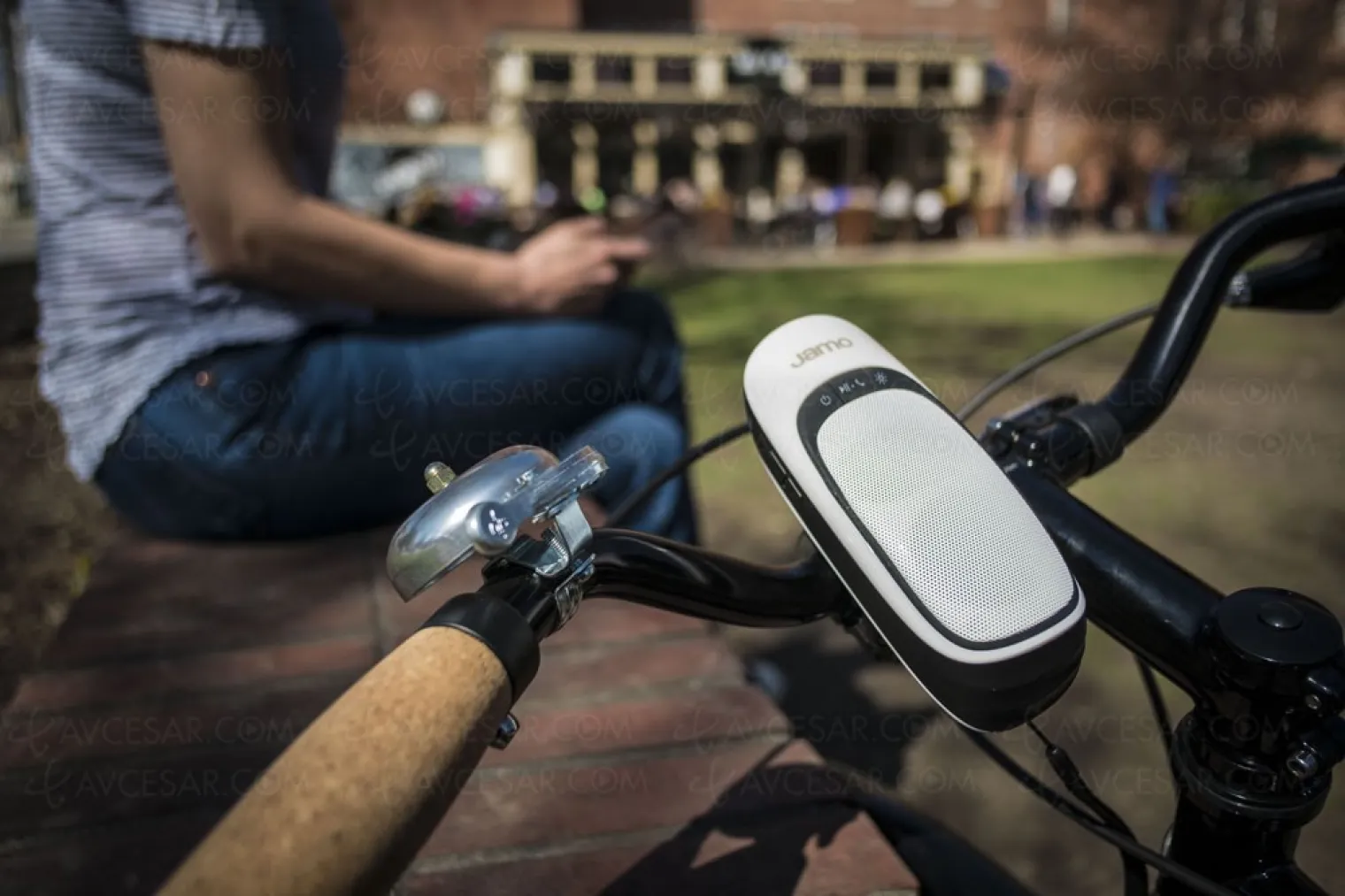 jamo-ds1-enceinte-bluetooth-nomade-et-lumiere-pour-velo