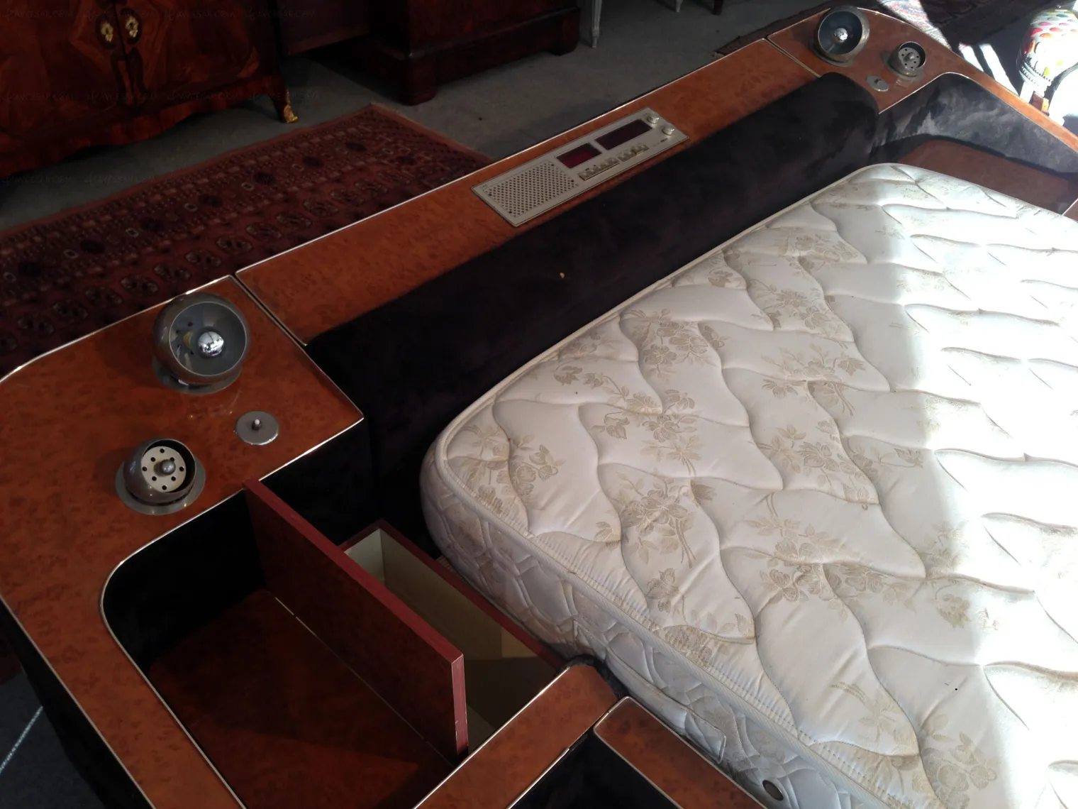 lit-audio-vintage-loupe-d-orme-et-cendriers-integres