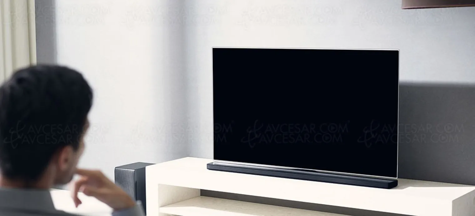ces-17-lg-sj8-barre-de-son-extremement-fine-mais-aussi-pied-tv