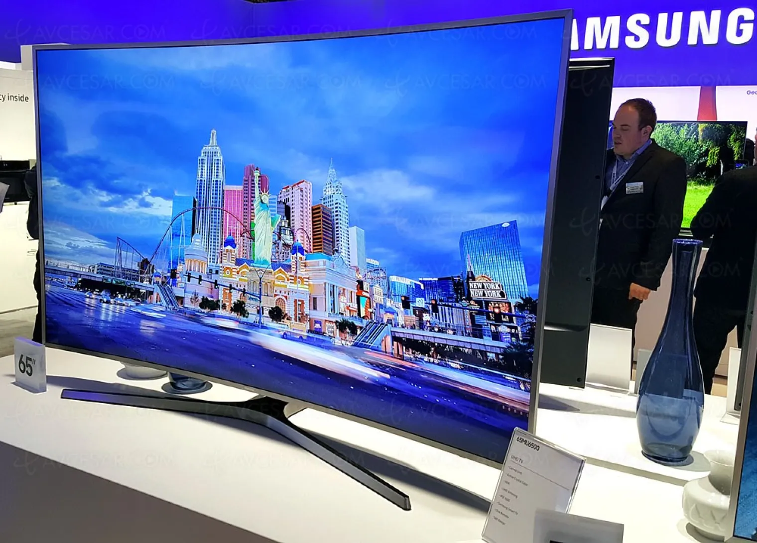 tv-led-courbe-ultra-hd-samsung-mu6505-trois-diagonales-en-approche