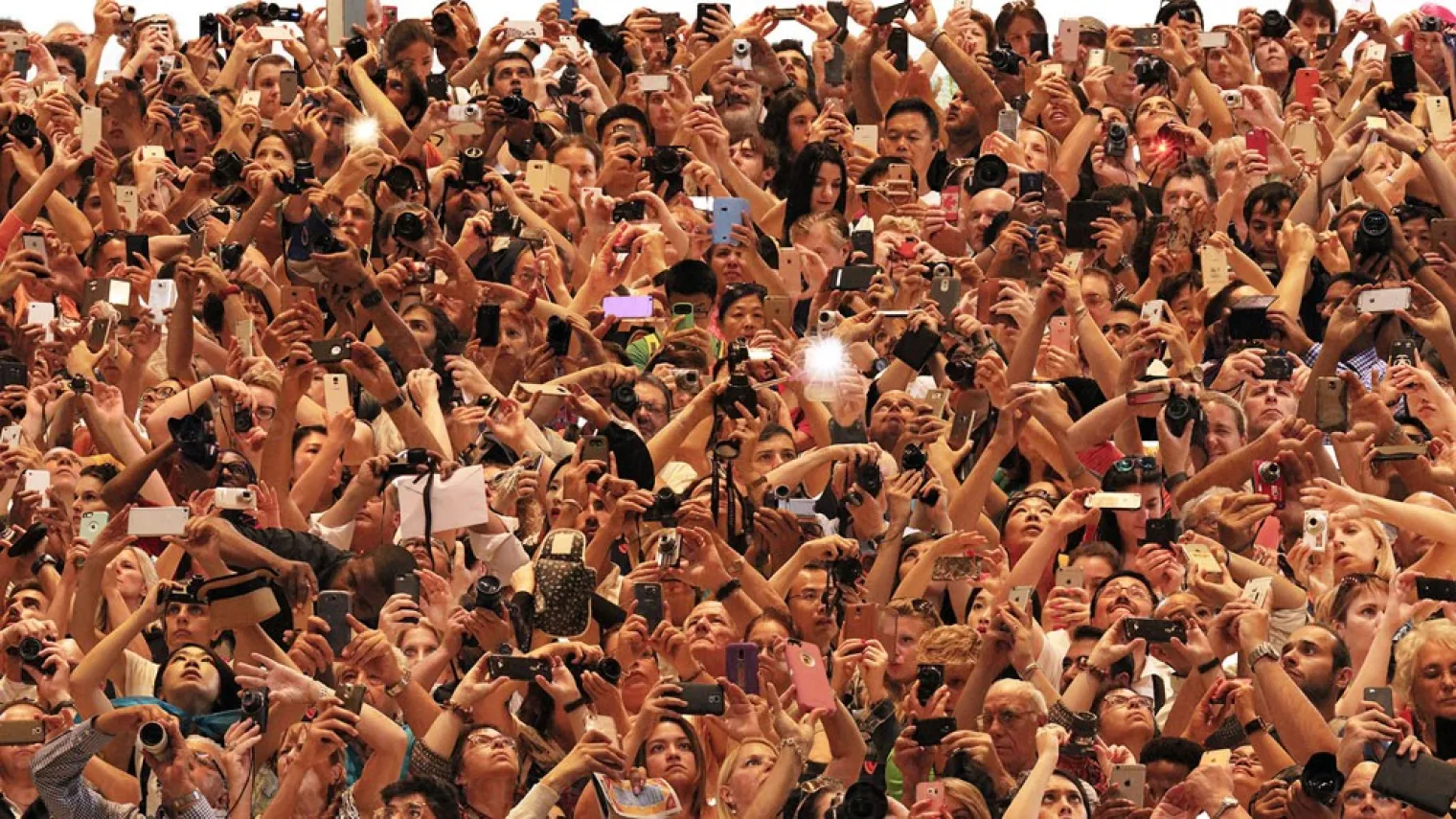tomotosi-prend-des-photos-de-gens-qui-prennent-des-photos-et-c-est-drole
