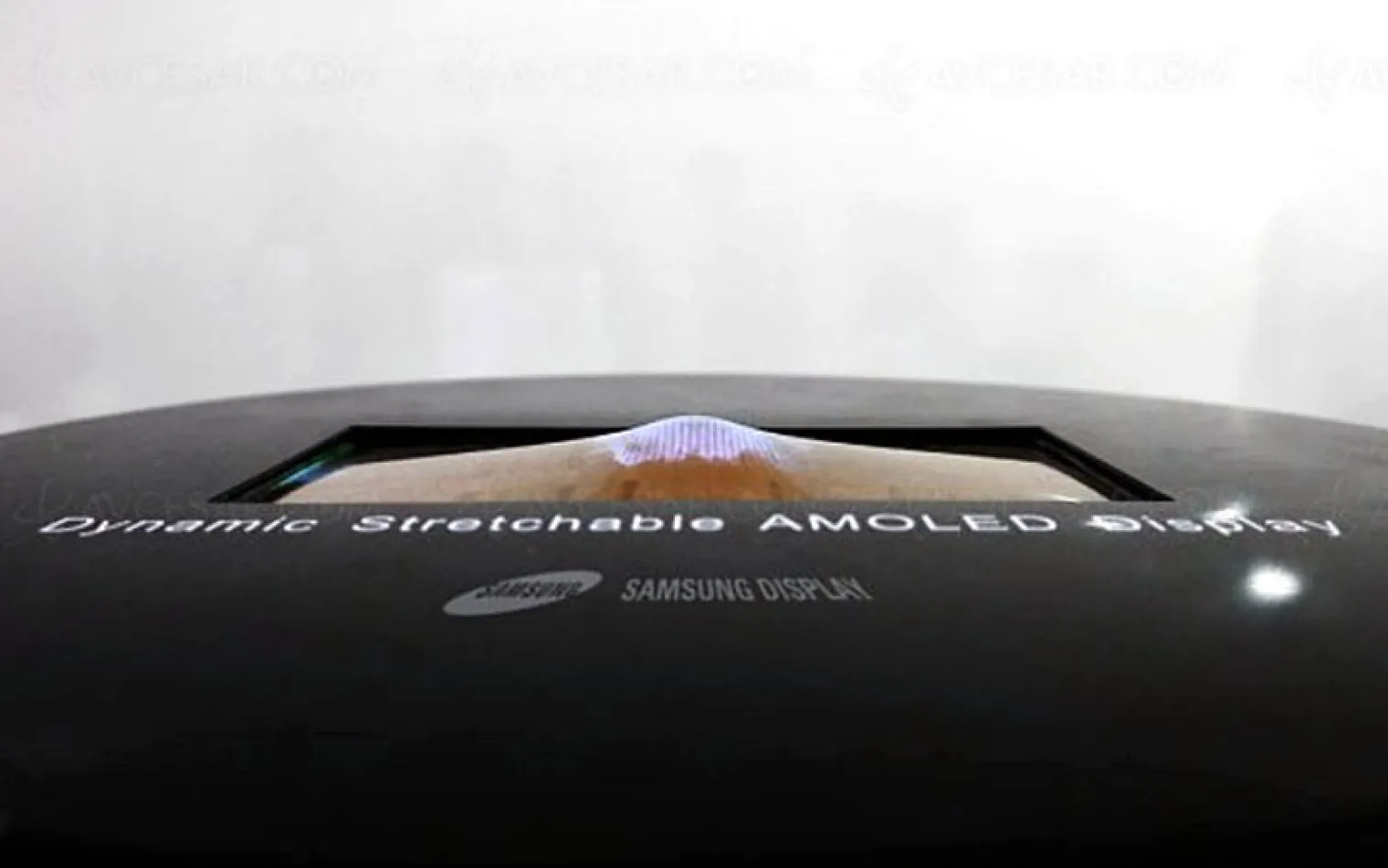 cran-oled-elastique-samsung-en-demonstration-video