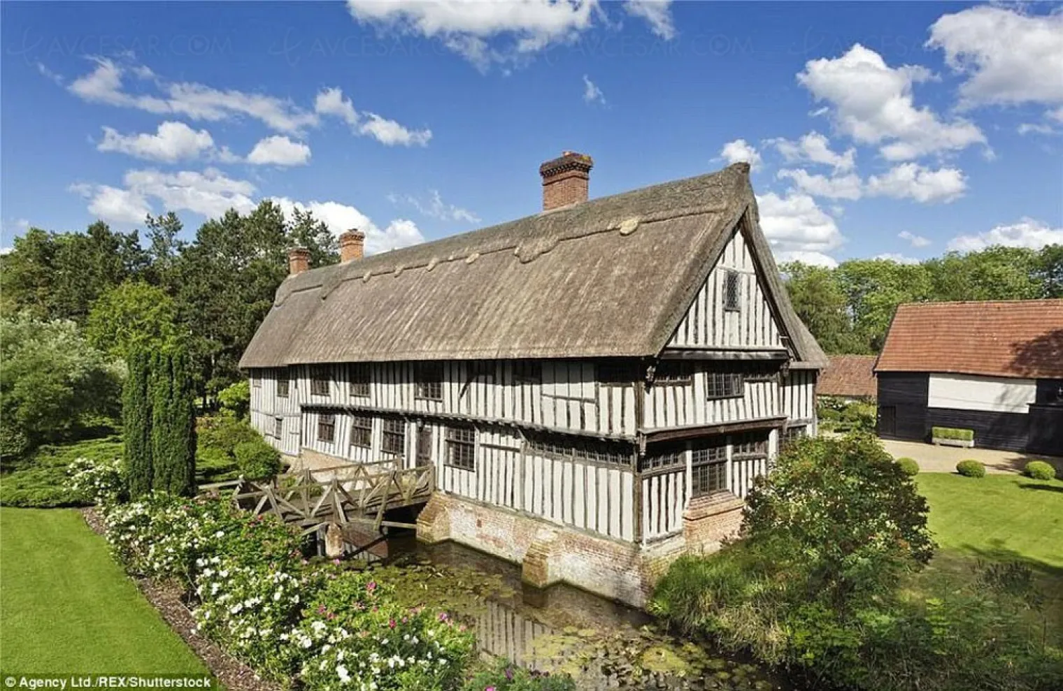 kit-jon-snow-harington-et-rose-leslie-s-offrent-une-maison-digne-de-game-of-thrones