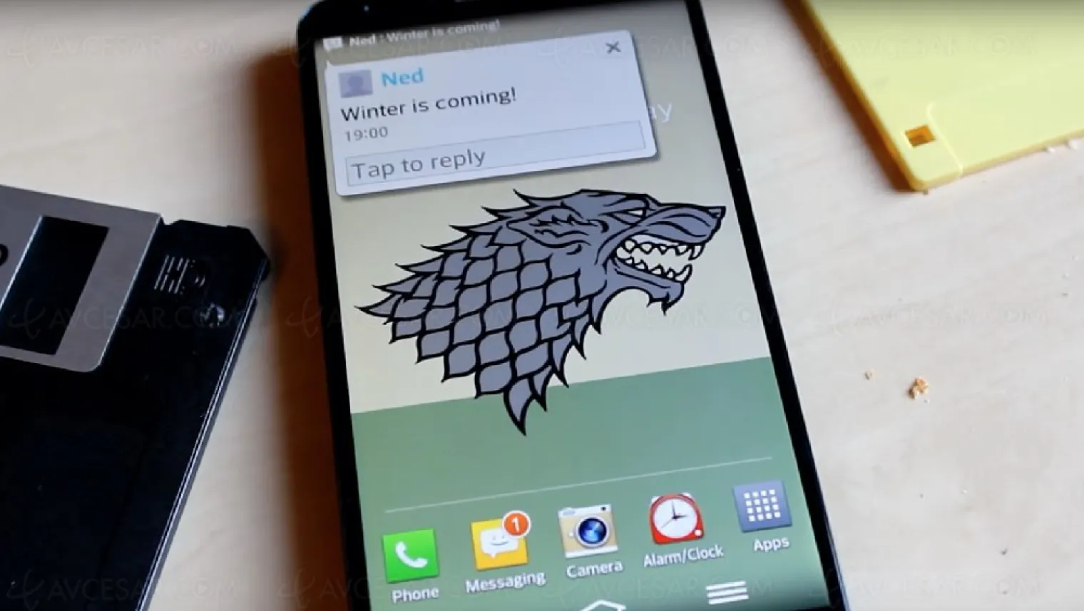 le-generique-de-game-of-thrones-joue-par-des-lecteurs-de-disquettes