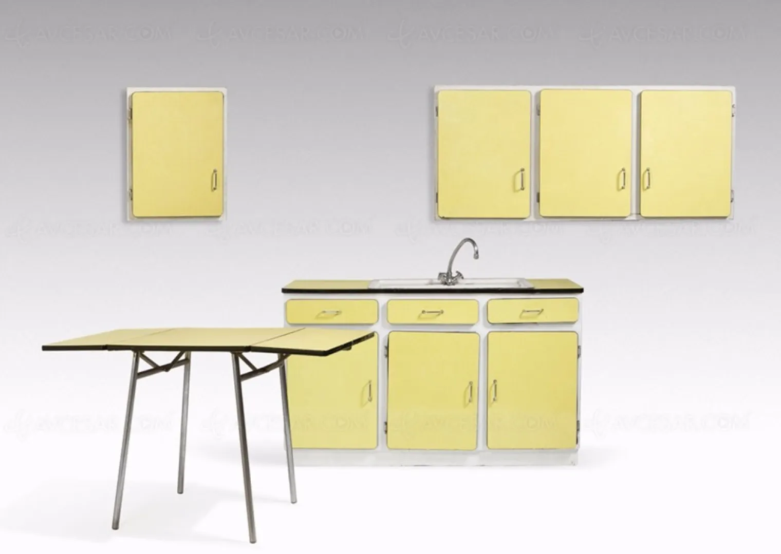 la-cuisine-en-formica-jaune-de-leon-a-vendre-parmi-50-000-objets-deco-cinema
