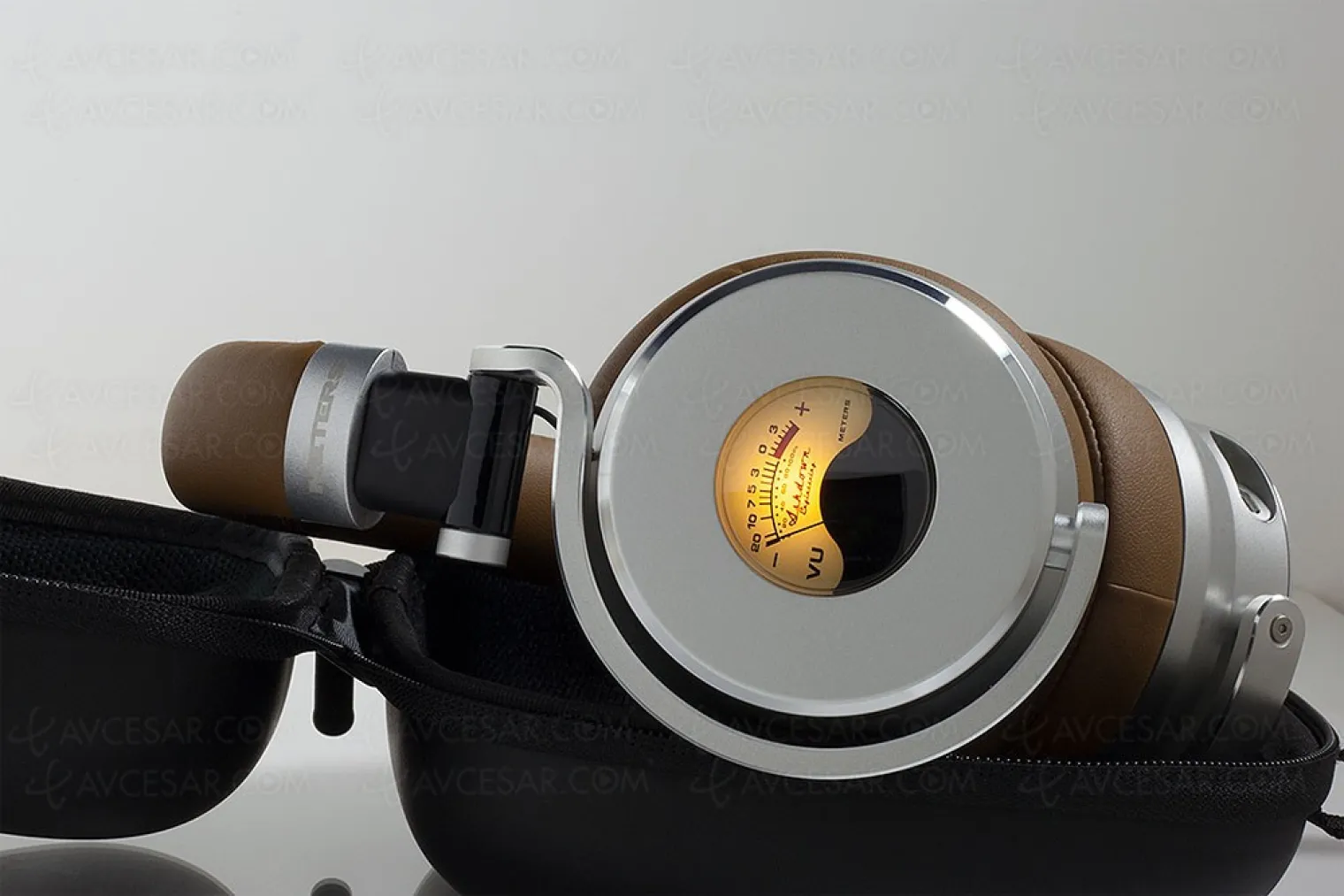 casque-avec-vu-metre-integre-meters-by-ashdown-engineering-ov-1