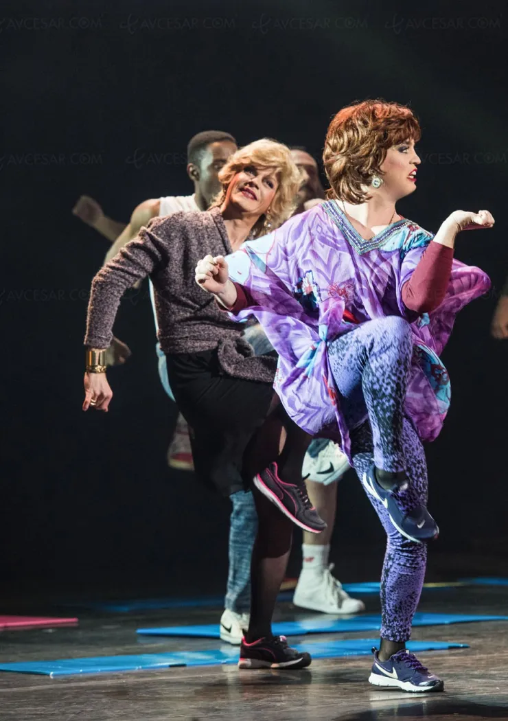 catherine-liliane-sur-scene-alex-lutz-et-bruno-sanches-assurent