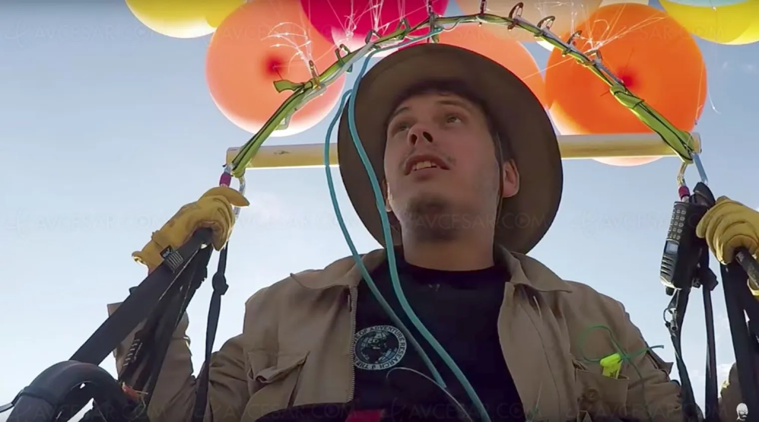 un-britannique-rejoue-la-scene-des-ballons-du-film-d-animation-la-haut