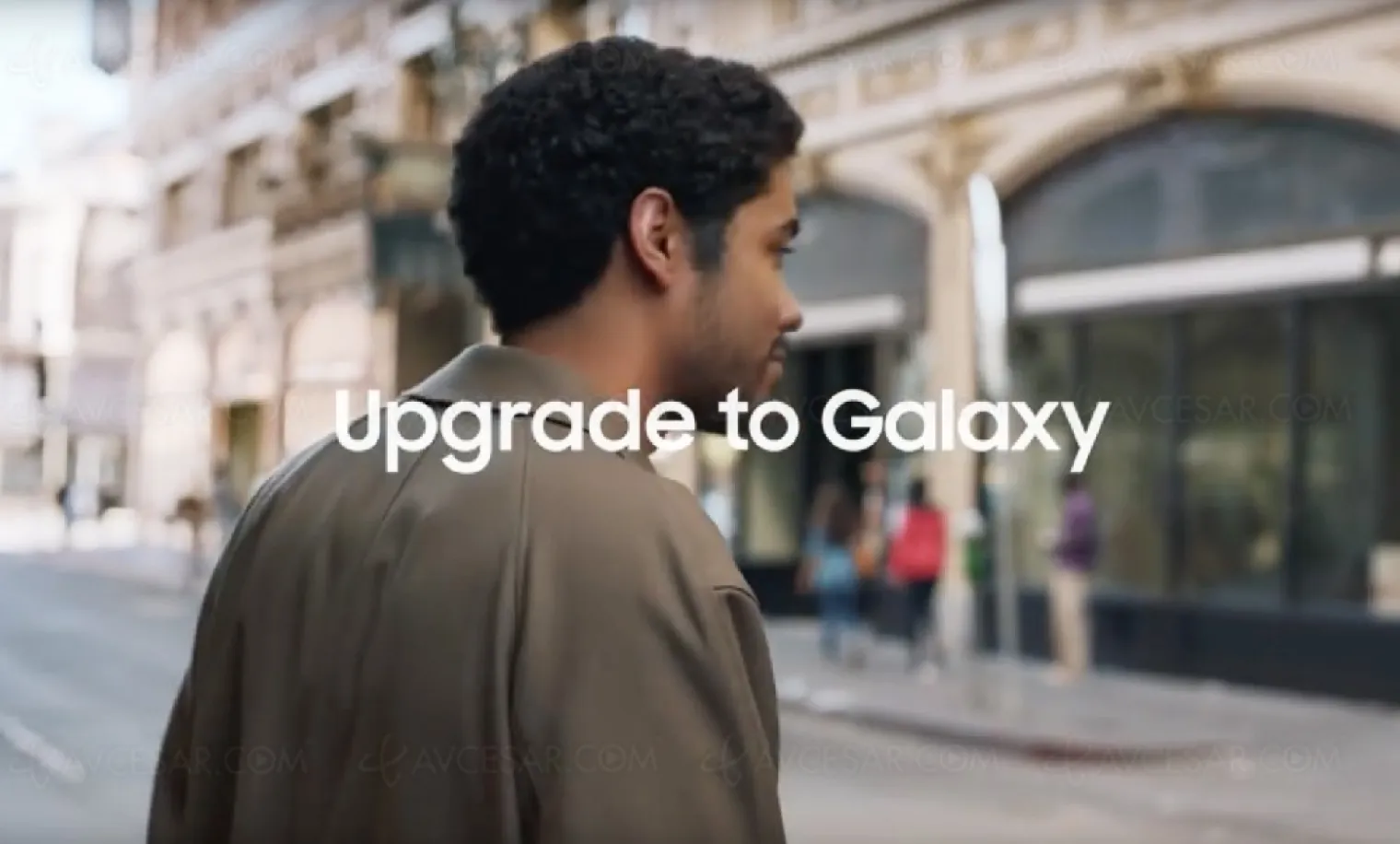 pour-son-dixieme-anniversaire-samsung-se-moque-de-l-iphone-en-video