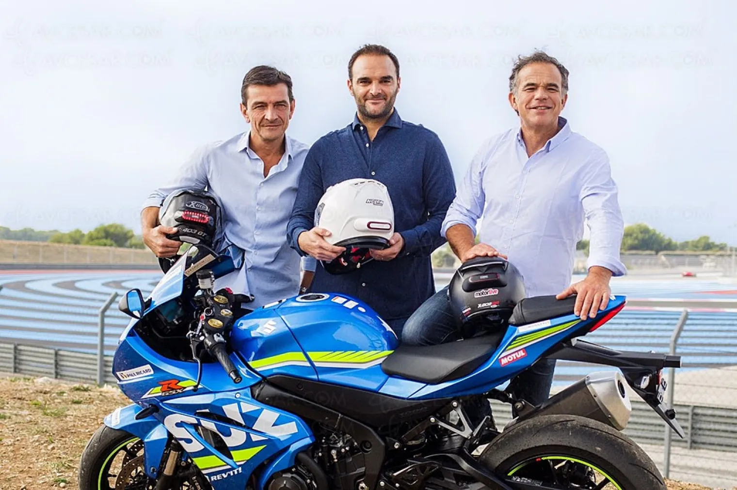 indispensable-cosmo-connected-feu-de-freinage-connecte-pour-casque-de-moto