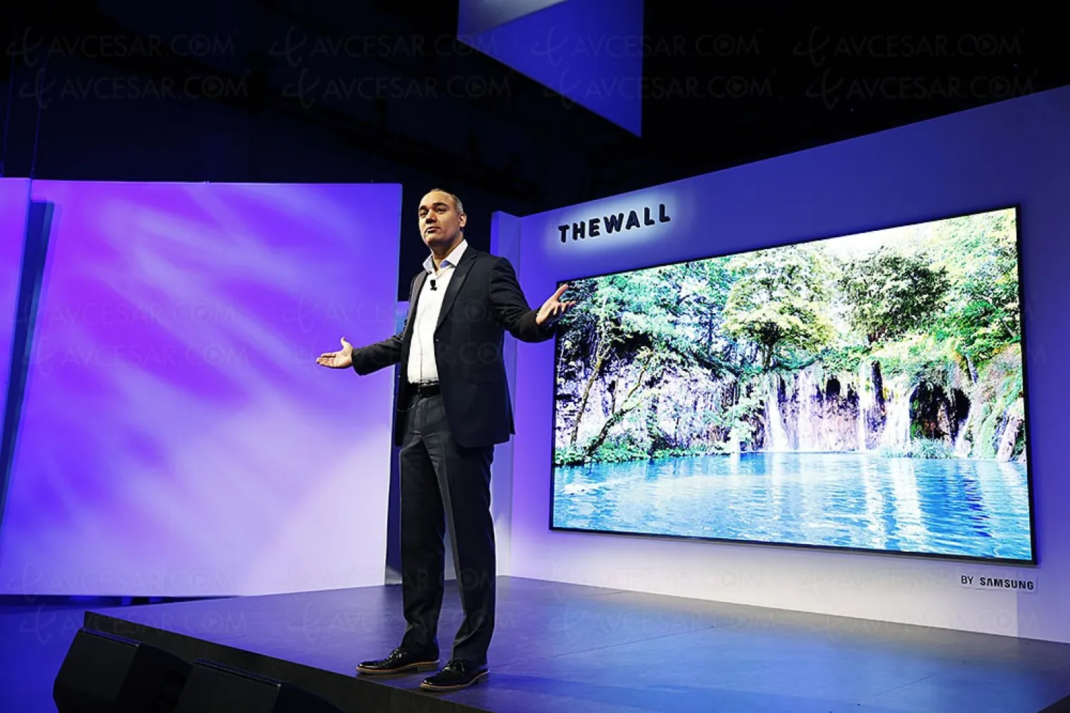ces-18-tv-micro-led-146-samsung-the-wall-ecran-extensible-et-concurrent-de-l-oled
