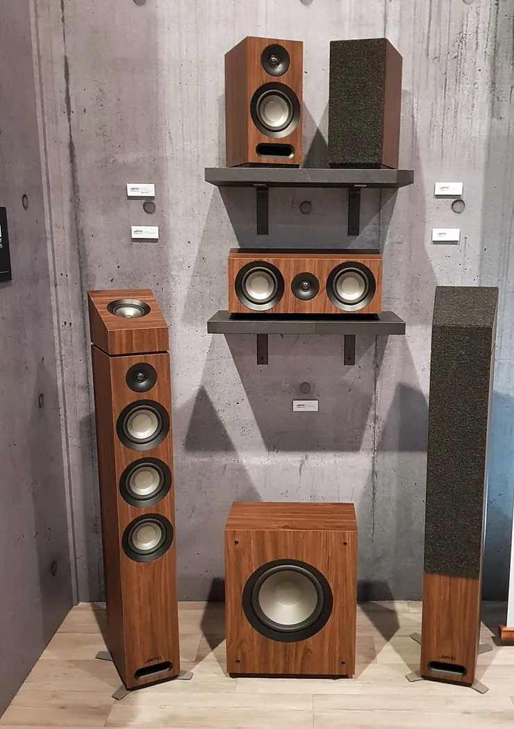 ces-18-enceintes-jamo-studio-8-series-home-cinema-avec-colonnes-et-bibliotheque-modulaires-dolby-atmos-de-5-1-2-jusqu-en-7-1-4