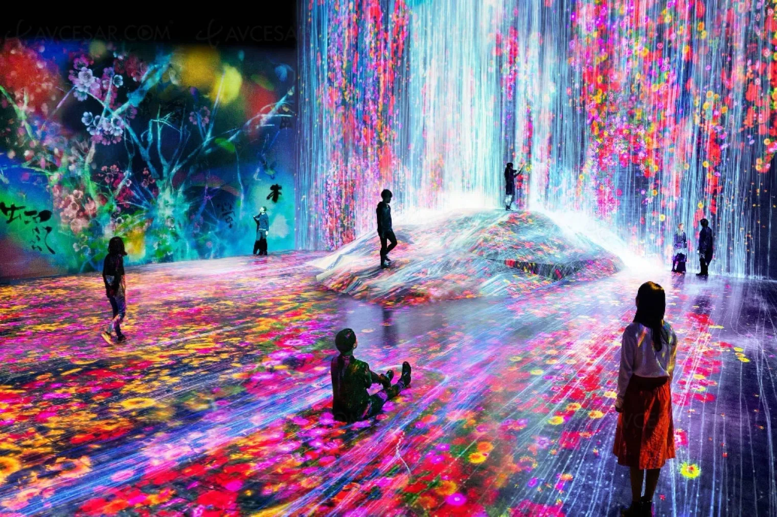 premier-musee-numerique-au-japon-470-projecteurs-epson-et-plus-de-500-ordinateurs