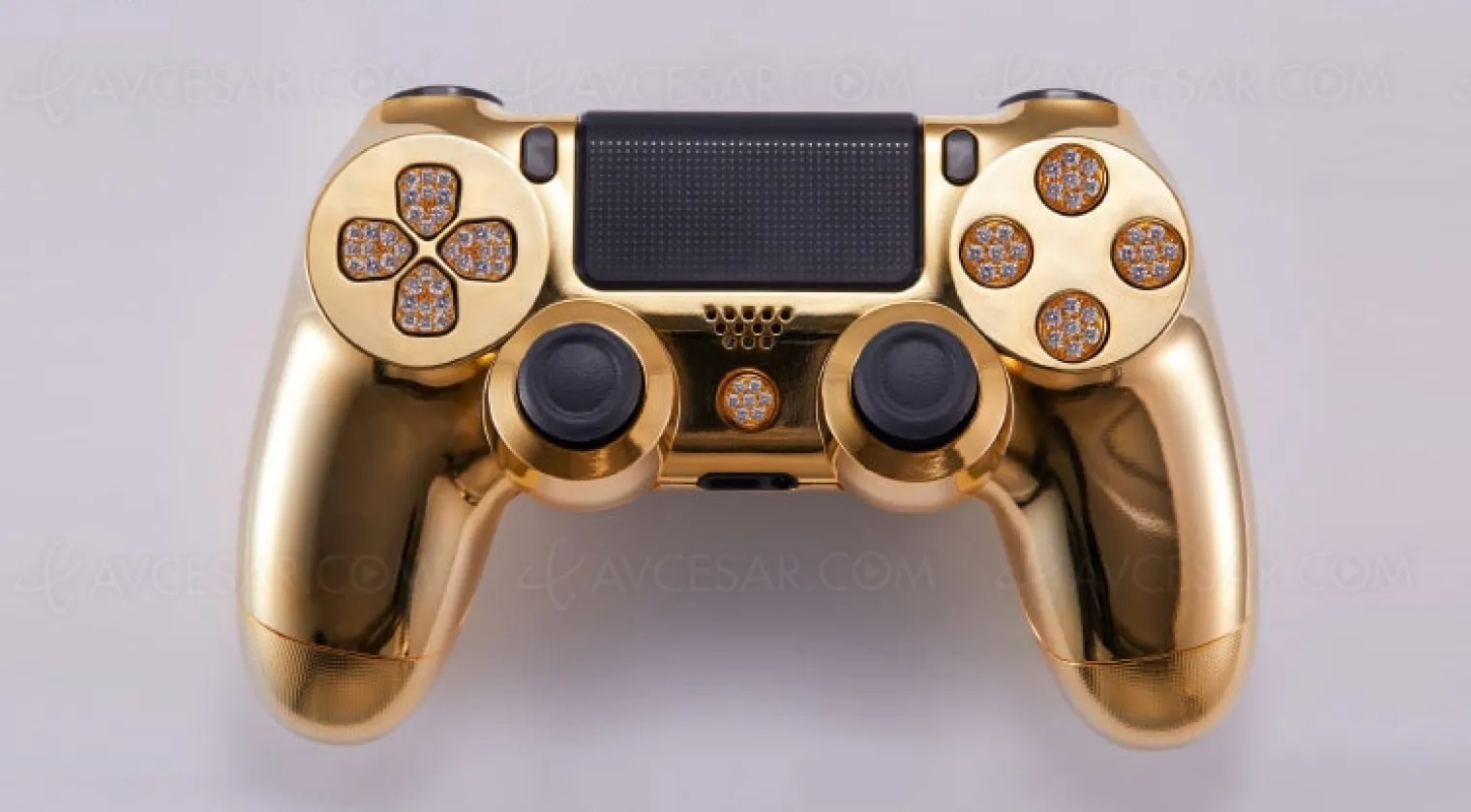 manette-playstation-4-en-or-et-diamants-a-partir-de-8-500-dollars