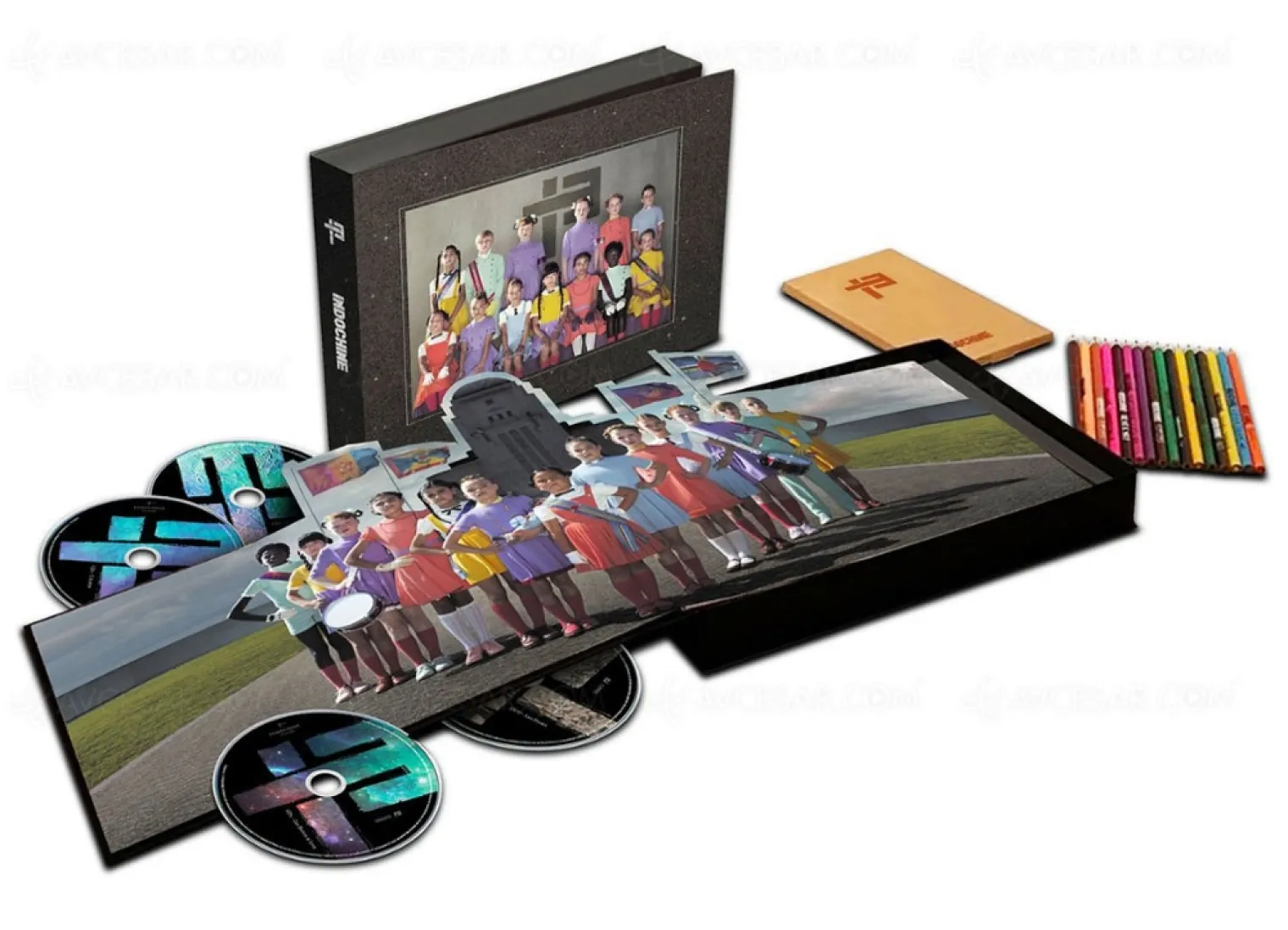 cd-dvd-et-crayons-de-couleurs-l-etonnant-collector-limite-de-l-album-13-d-indochine