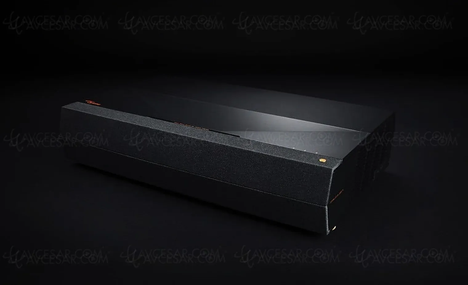 ces-19-optoma-p1-smart-4k-uhd-laser-cinema-videoprojecteur-ultra-courte-focale-3-000-lumens