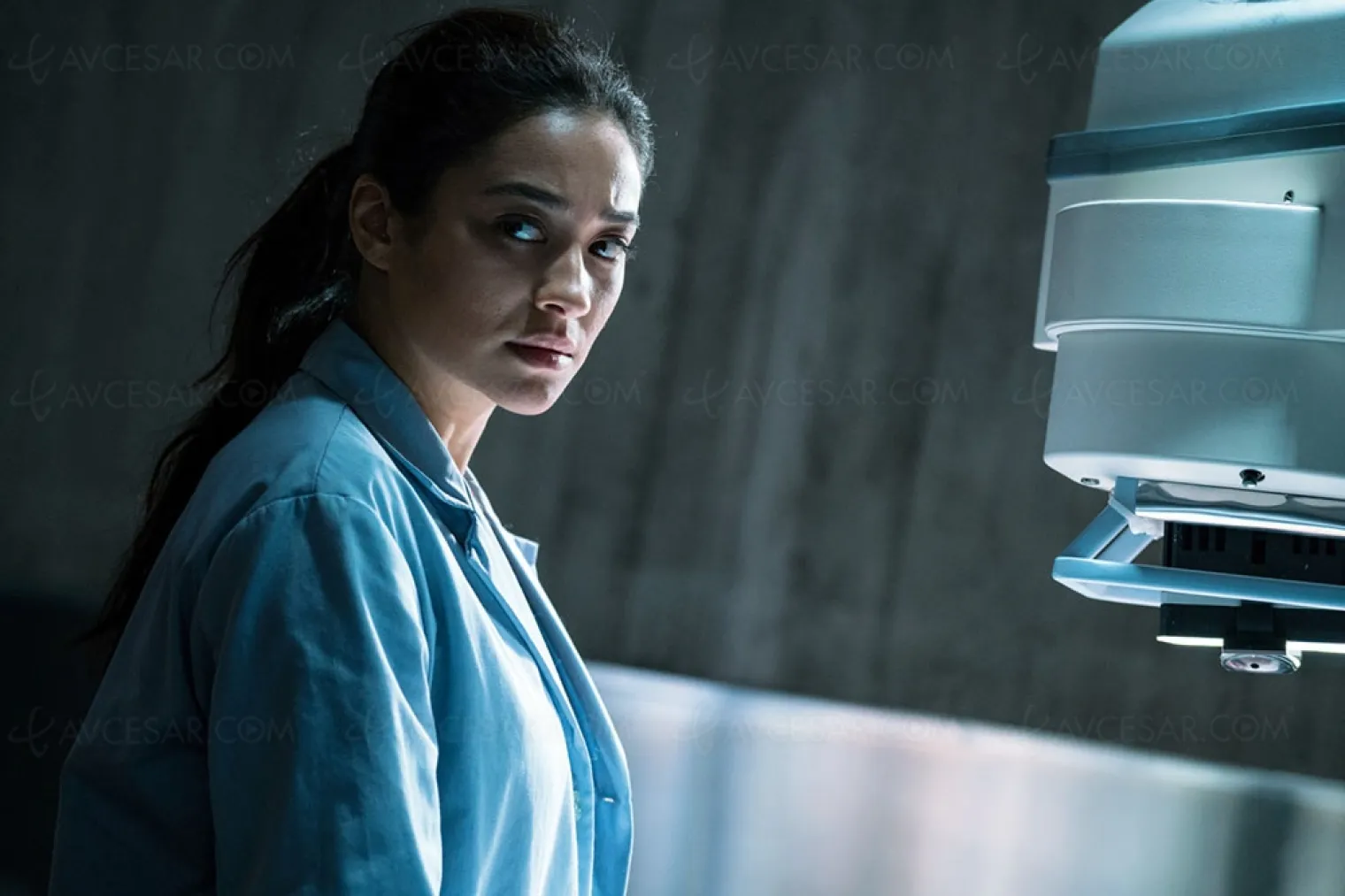 l-exorcisme-de-hannah-grace-shay-mitchell-experimente-l-horreur-a-huis-clos