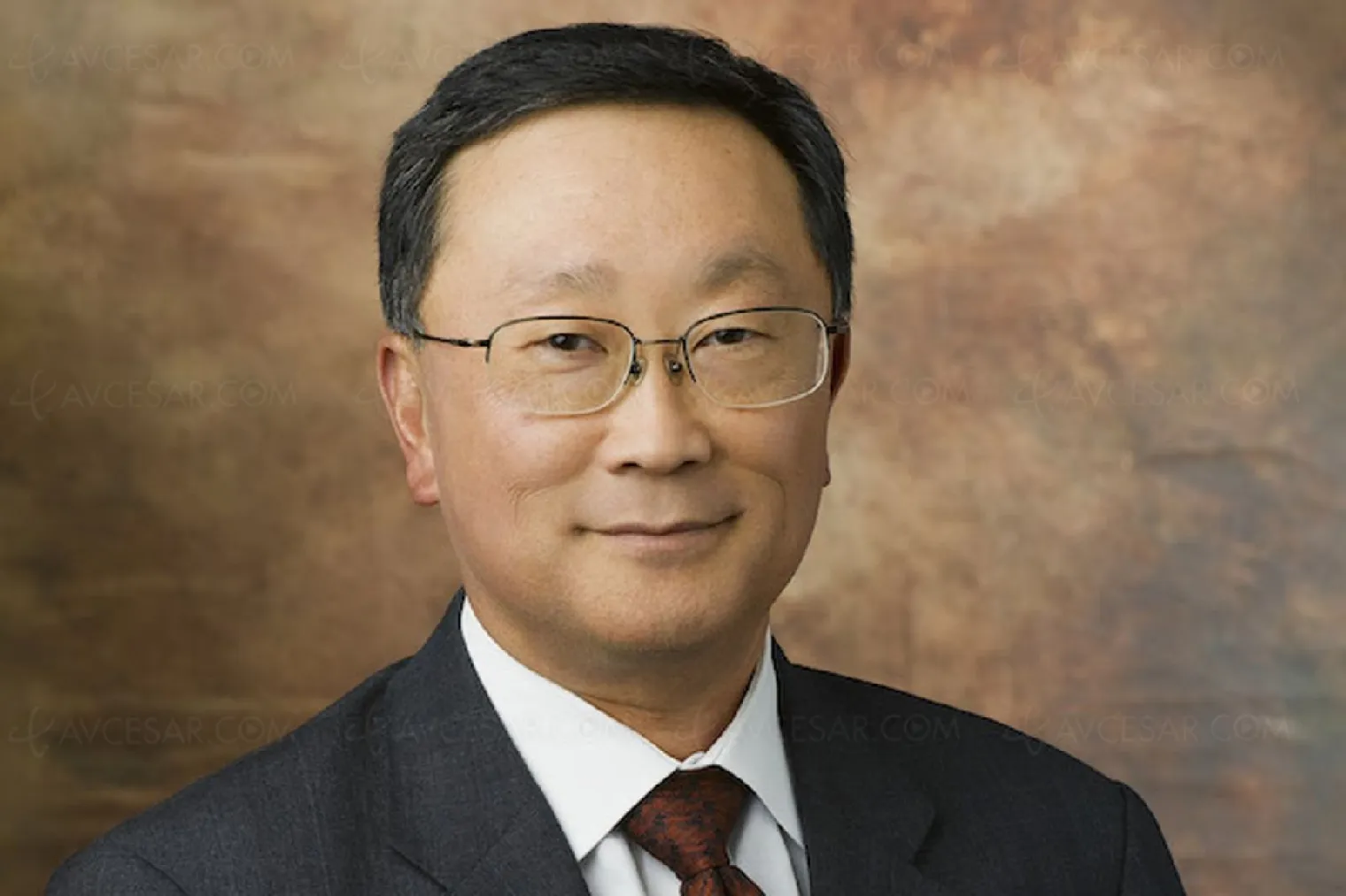 le-pdg-de-blackberry-john-chen-ne-croit-pas-aux-smartphones-pliables