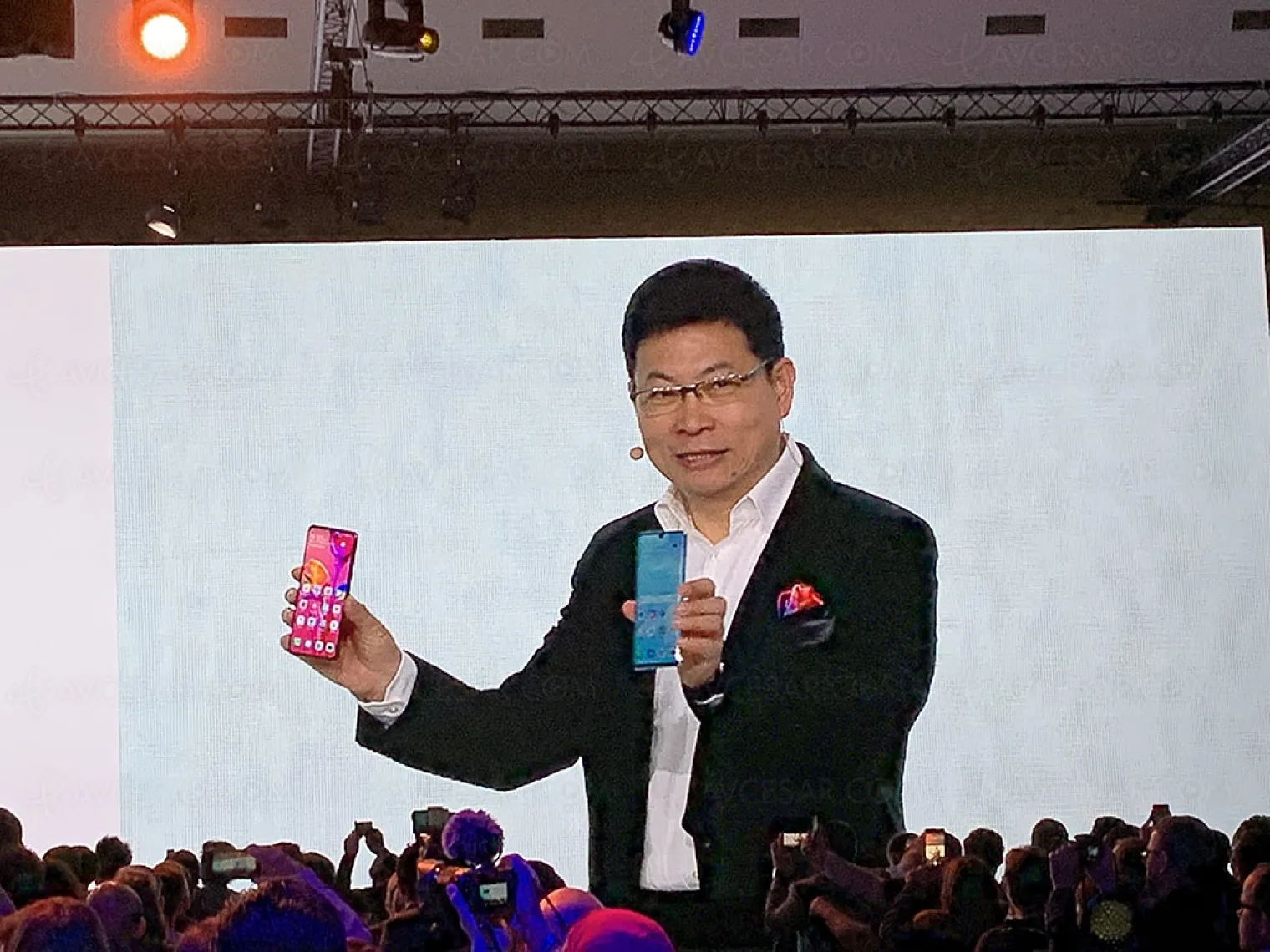 smartphone-huawei-p30-ecran-oled-6-1-kirin-980-android-9-0-40-mpxls-zoom-optique-x3-zoom-hybride-x5