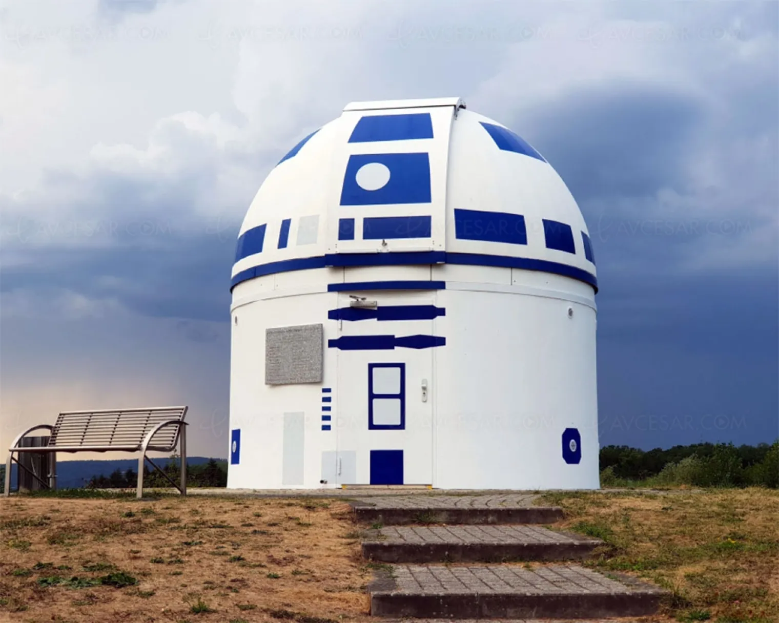 r2d2-tourne-vers-une-tres-tres-lointaine-galaxie