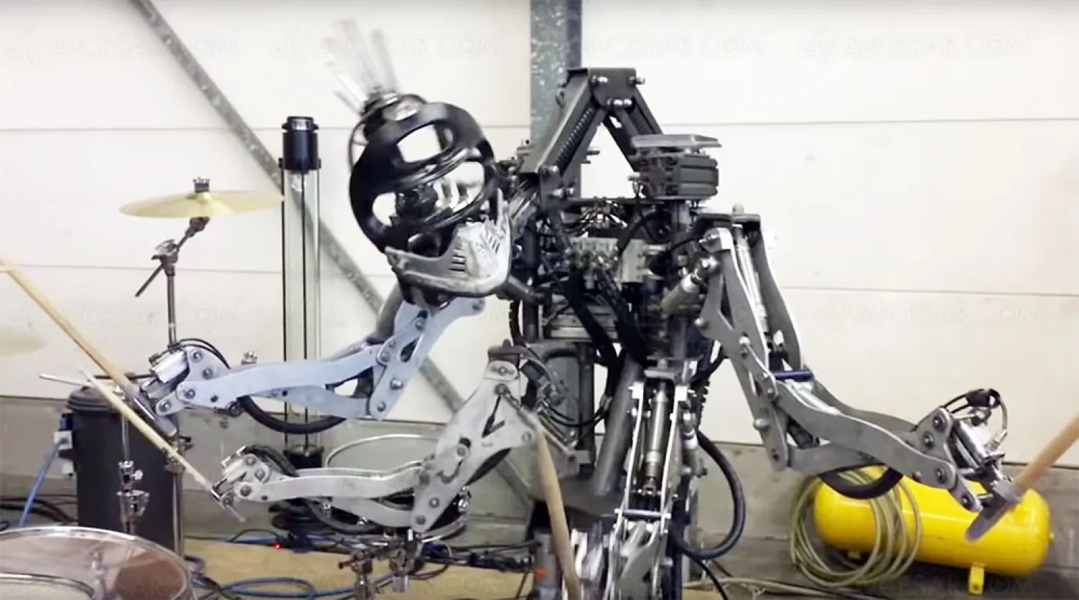 compressorhead-connaissez-vous-le-groupe-des-robots-musiciens-punk