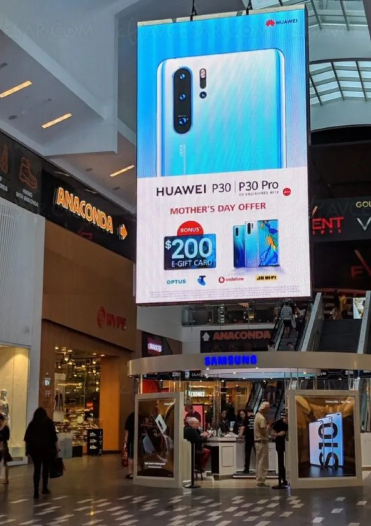 norme-pub-huawei-p30-au-dessus-d-une-boutique-samsung
