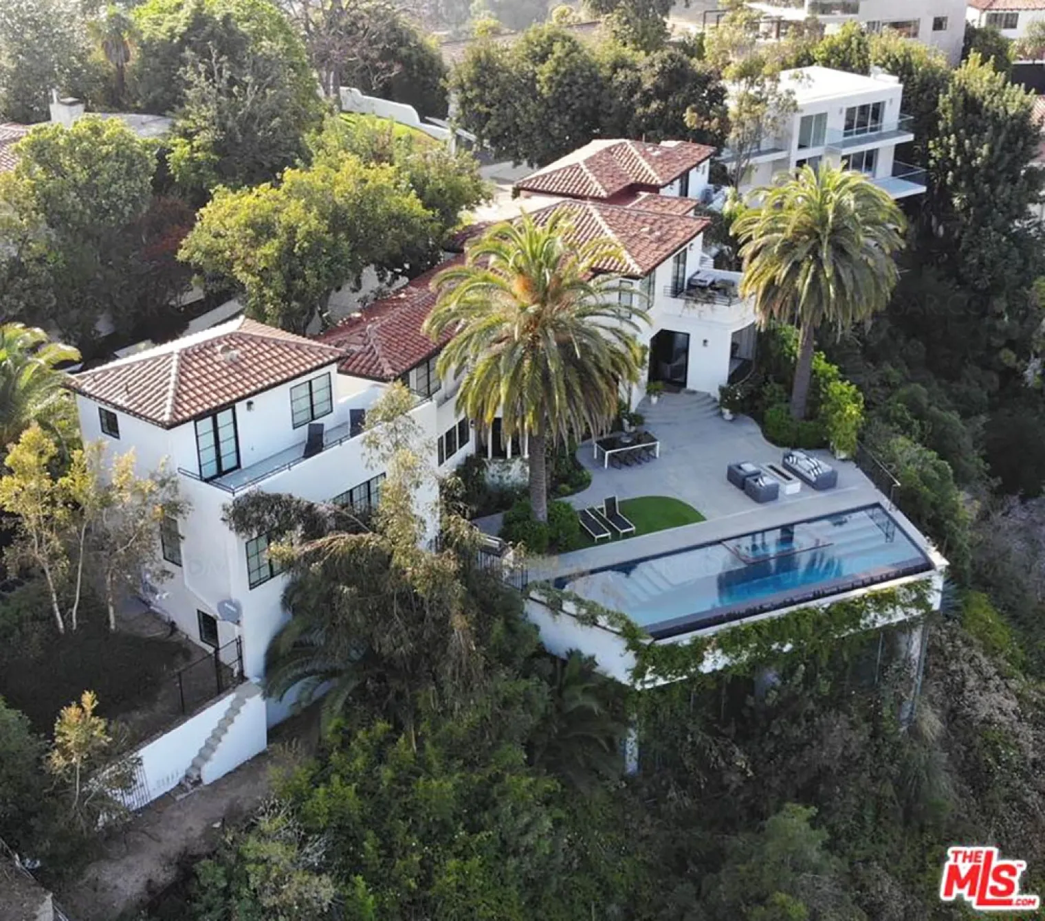 maison-a-vendre-a-hollywood-avec-home-cinema-tout-blanc-qui-a-tout-faux