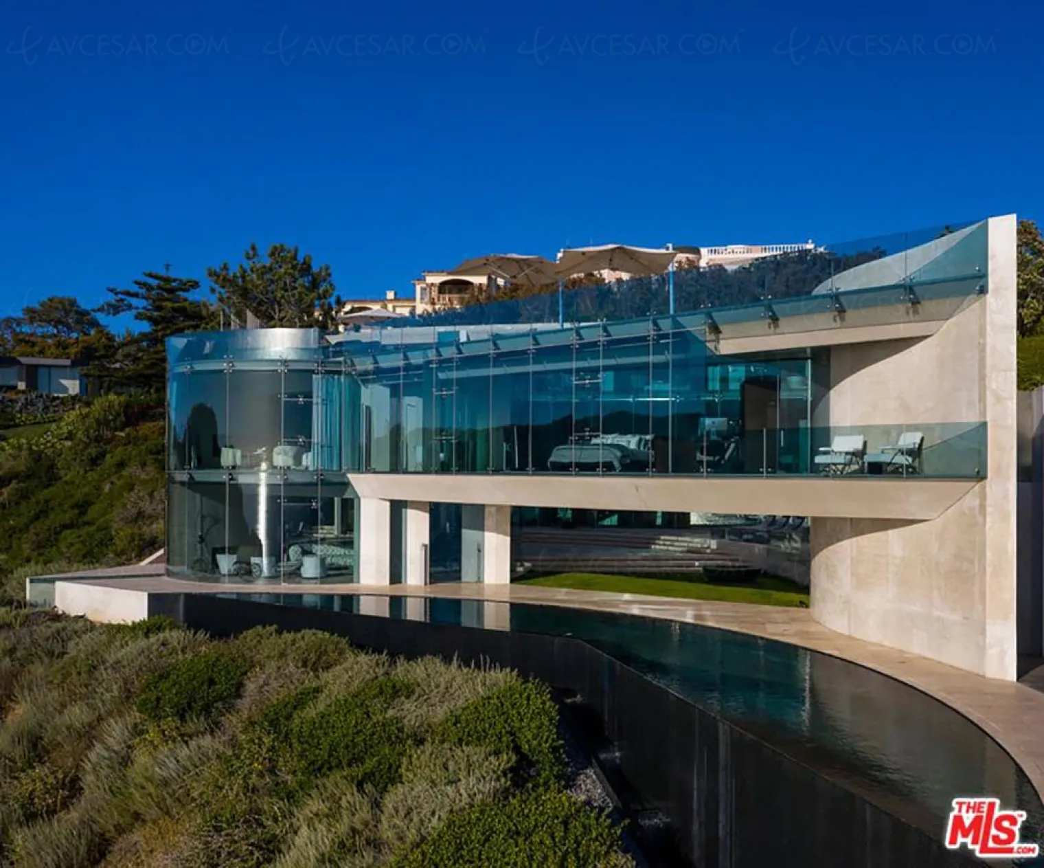 maison-a-vendre-acier-verre-beton-et-home-cinema-tout-rond