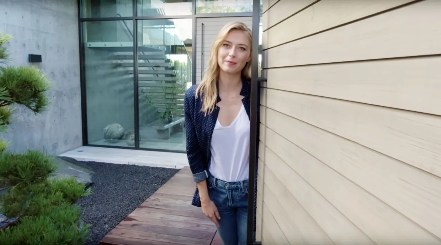 maria-sharapova-son-etonnant-bowling-home-cinema-bar-video
