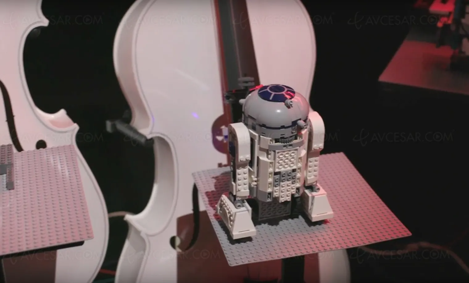 quand-des-droides-lego-jouent-le-theme-de-star-wars