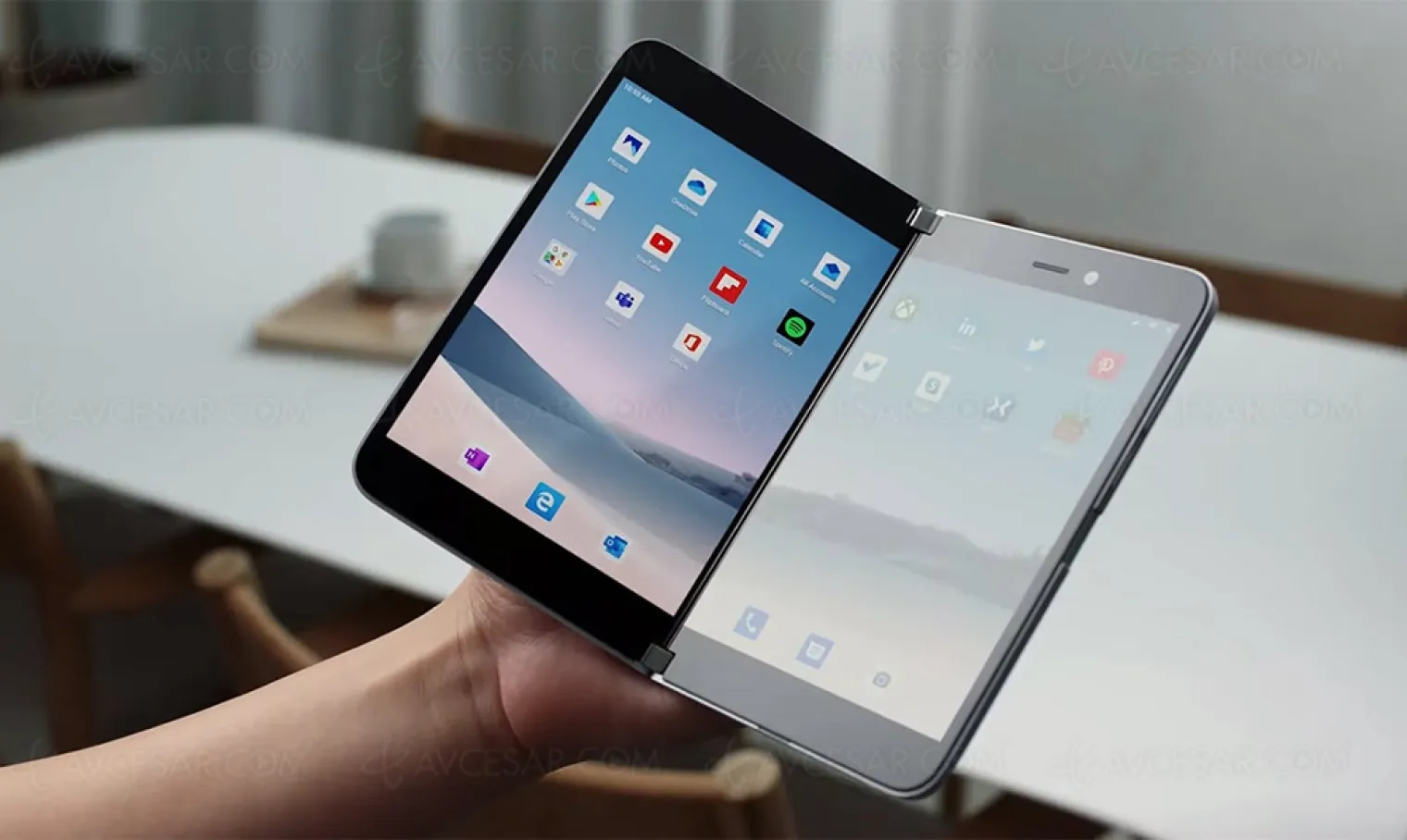 surface-duo-le-smartphone-pliable-de-microsoft