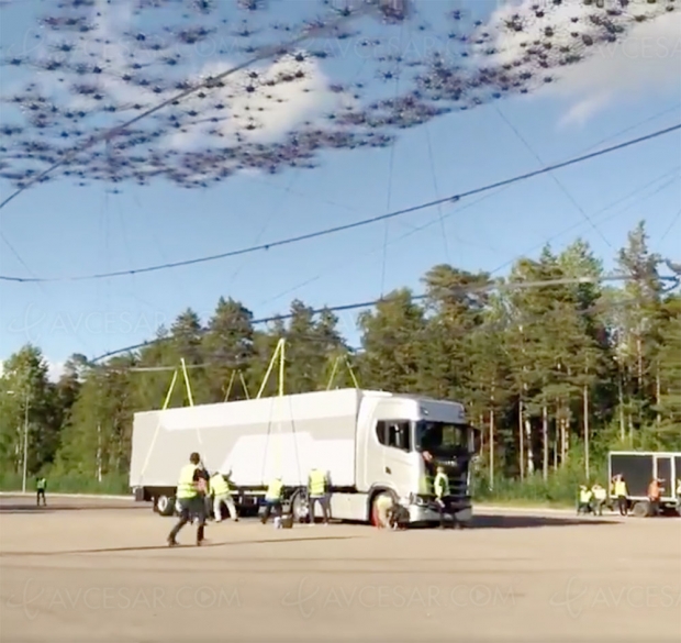 2 000 drones soulèvent un camion de 40 tonnes (vidéo)