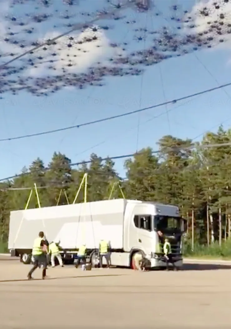 2-000-drones-soulevent-un-camion-de-40-tonnes-video