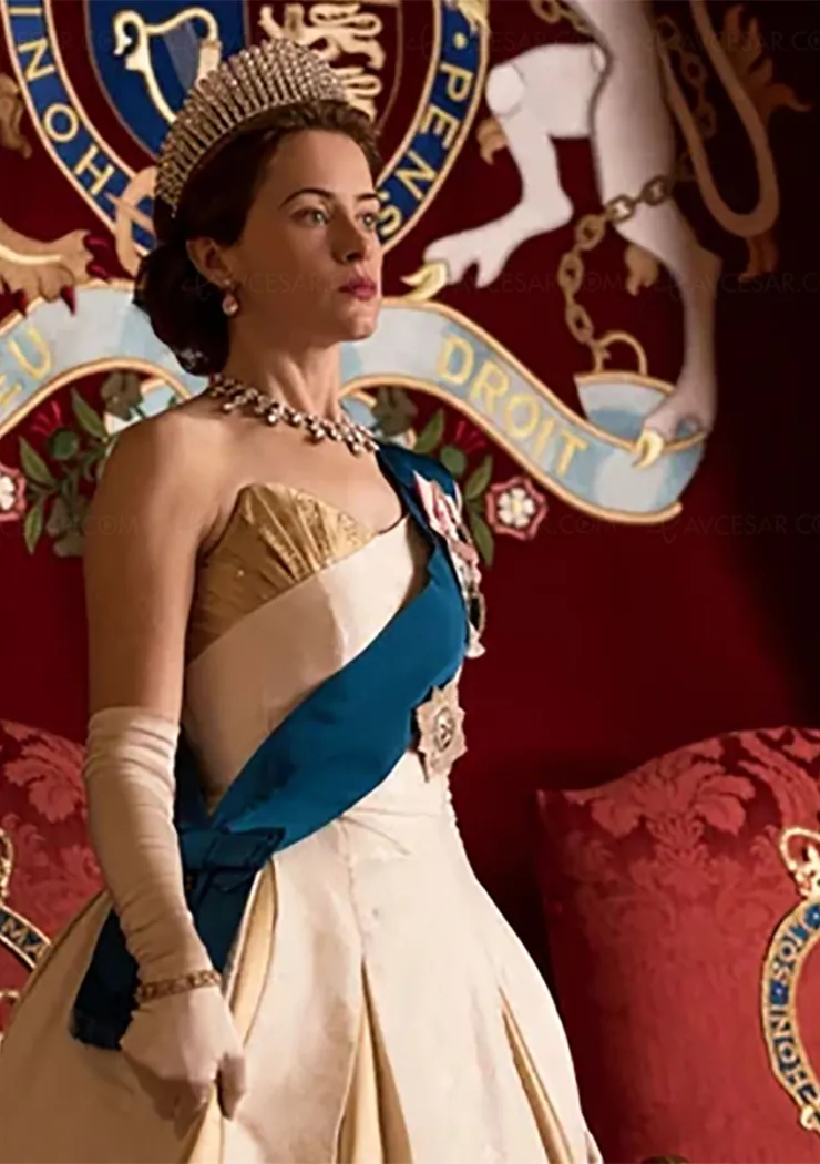 claire-foy-de-retour-dans-the-crown-en-robe-blanche