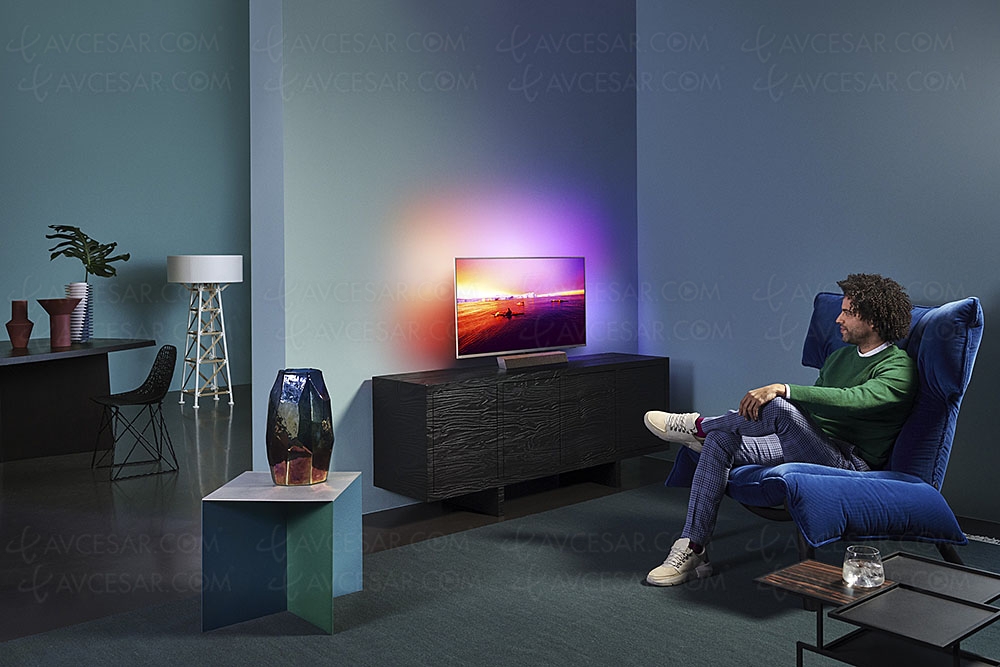 TV LED Philips 43PUS9235, petite diagonale mais grosses&nbsp;caractéristiques&nbsp;: Ambilight&nbsp;3, HDR Dolby&nbsp;Vision/HDR10+ et&nbsp;Smart&nbsp;TV Android&nbsp;9.0
