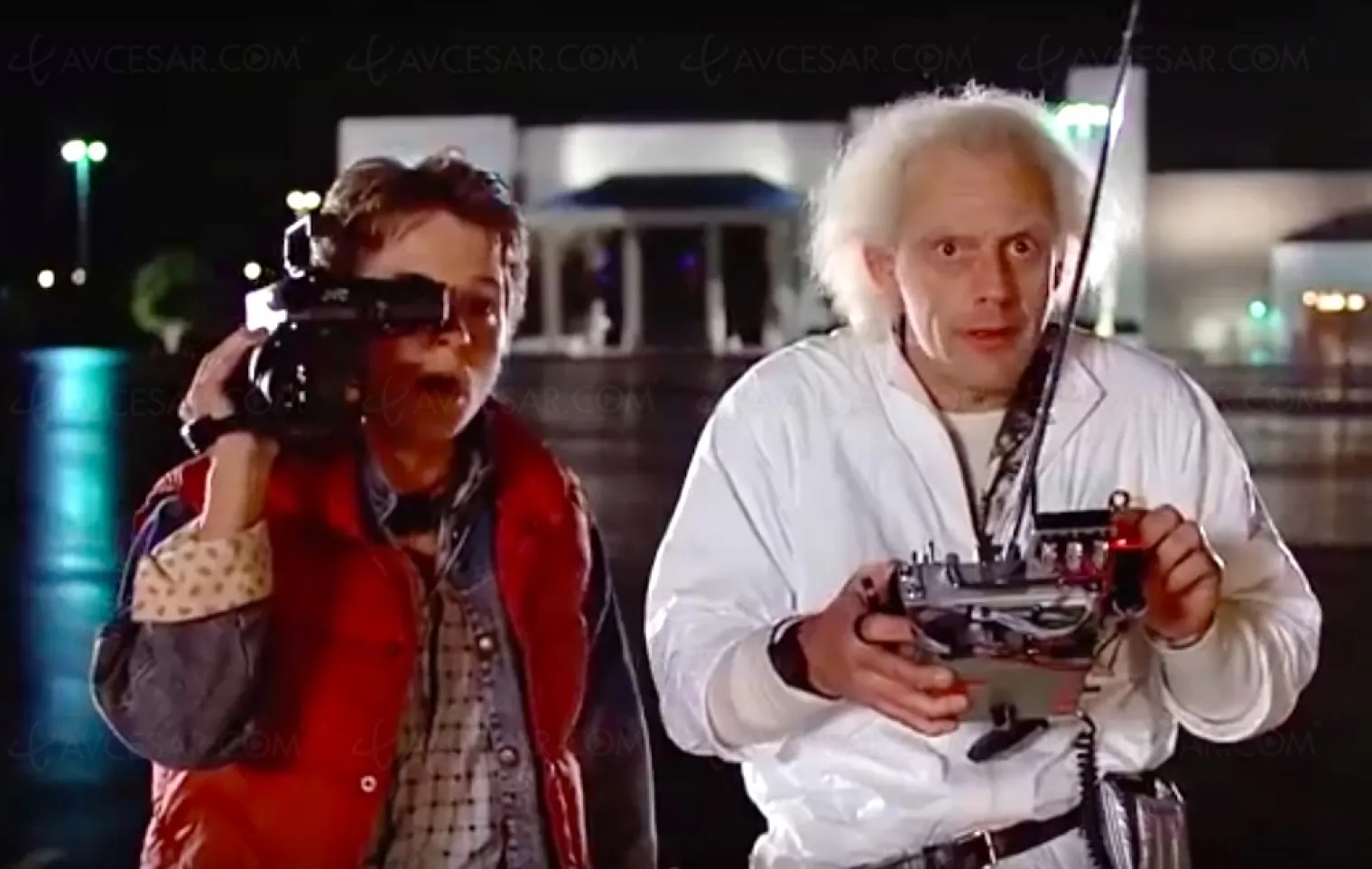 ils-ont-remplace-la-delorean-de-retour-vers-le-futur-par-le-cybertruck-de-tesla-video