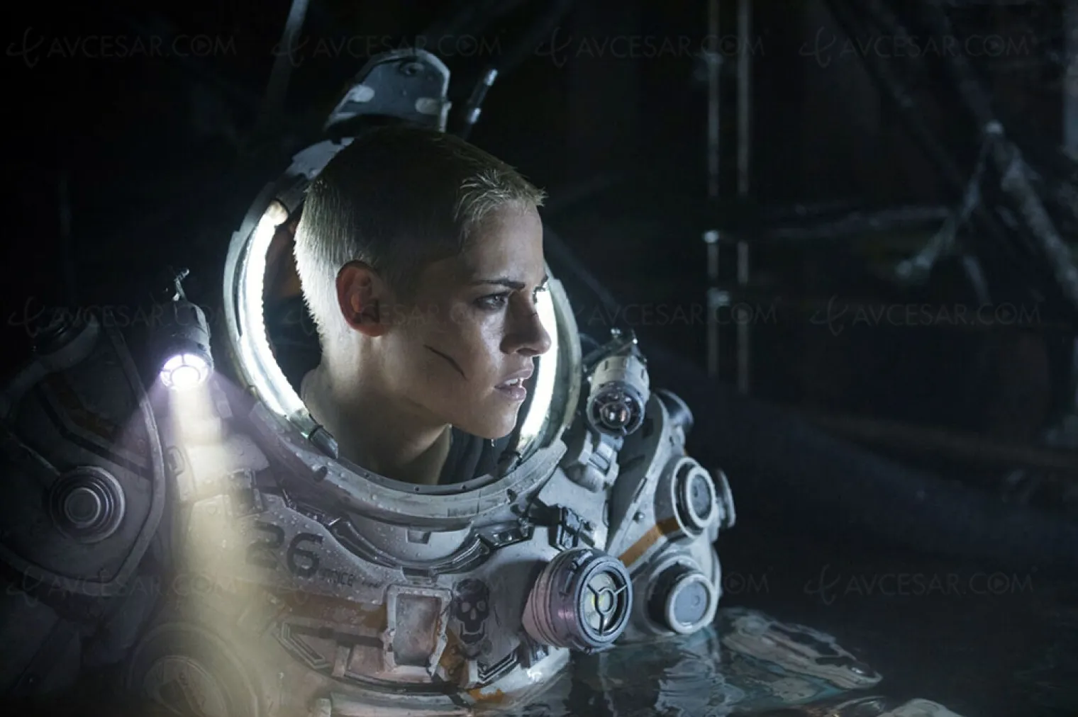 underwater-kristen-stewart-et-vincent-cassel-confines-sous-l-eau
