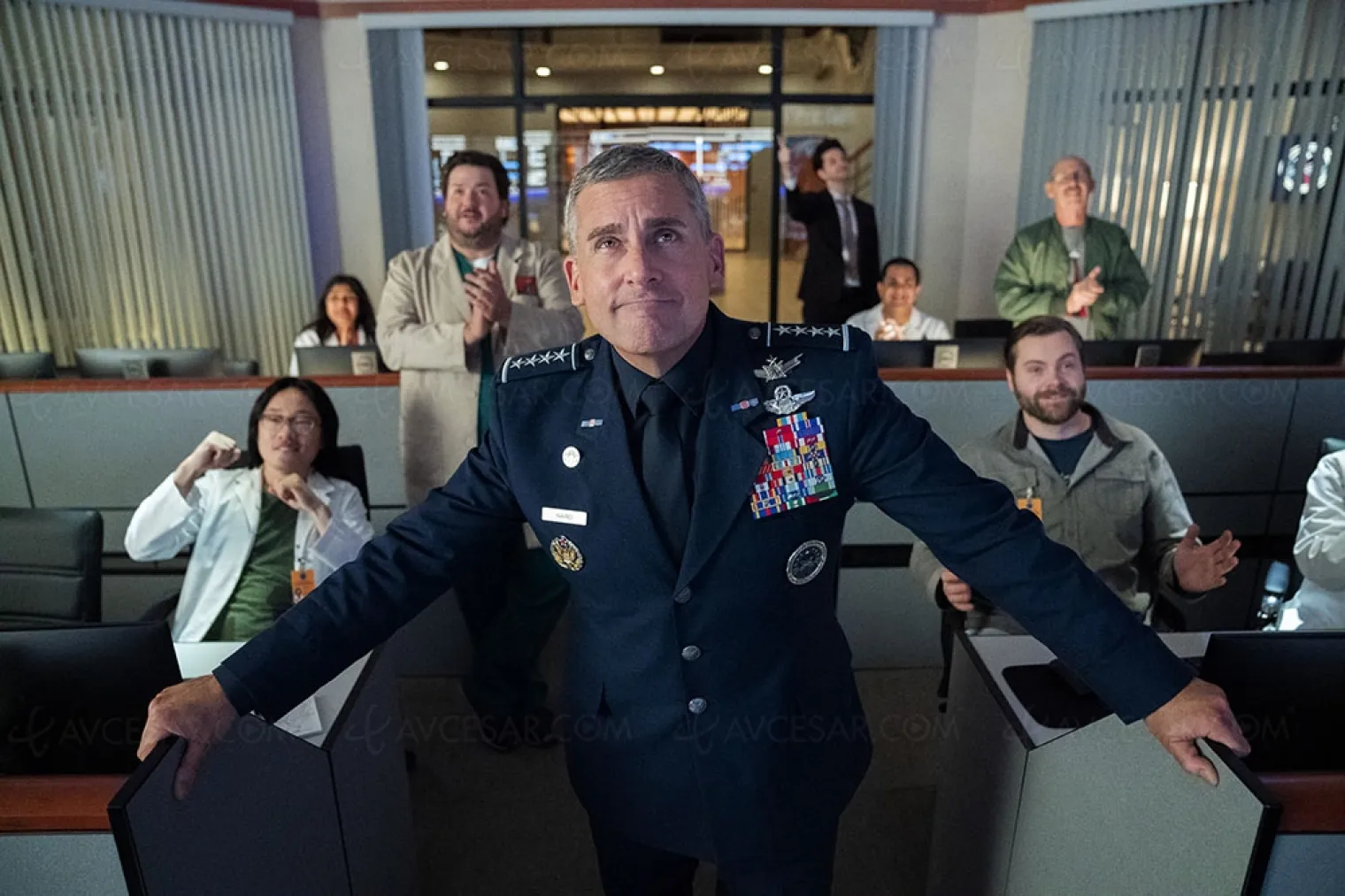 space-force-avec-lisa-kudrow-steve-carell-et-john-malkovich-le-29-mai-sur-netlfix-premieres-images