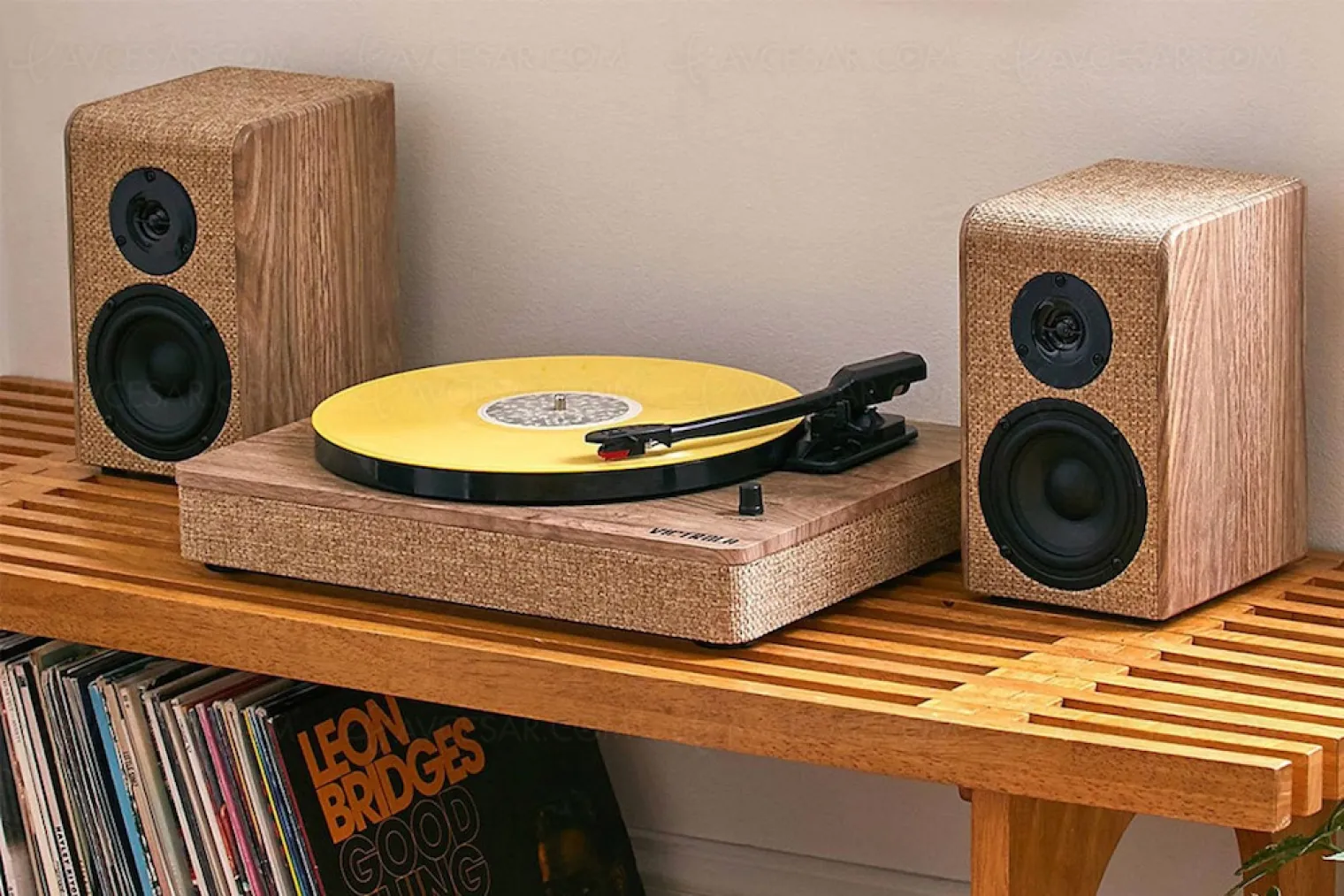 victrola-cultivez-votre-fibre-ecolo-avec-la-platine-vinyle-en-bois-et-lin-tisse