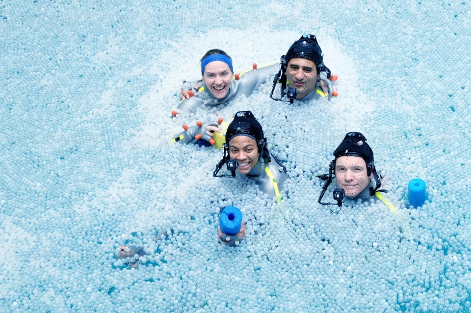 sam-worthington-zoe-saldana-et-kate-winslet-flottent-dans-un-ocean-de-bulles-photos-avatar-la-suite