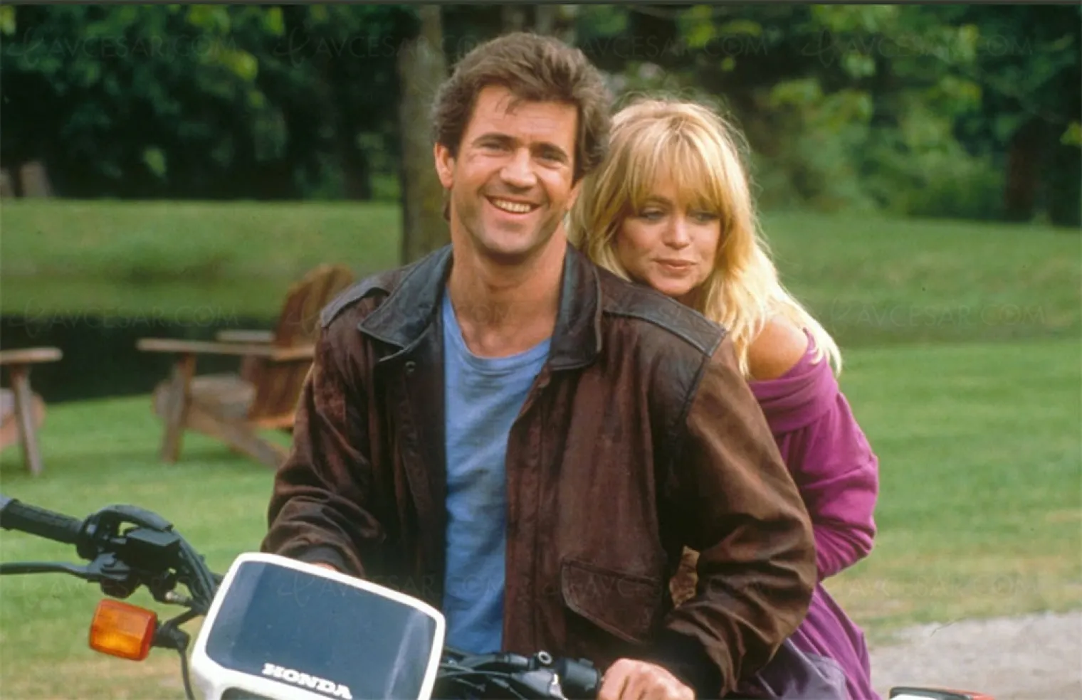 mel-gibson-et-goldie-hawn-entre-cool-et-hysterie-dans-comme-un-oiseau-sur-la-branche