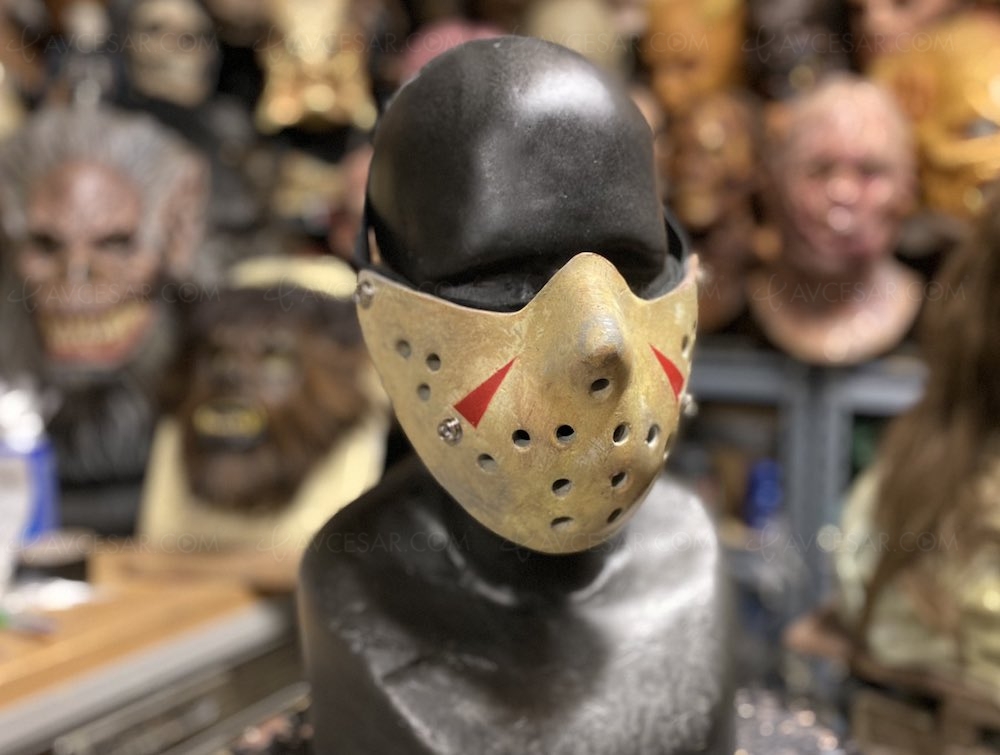Masque chirurgical en mode Vendredi&nbsp;13, distanciation&nbsp;assurée